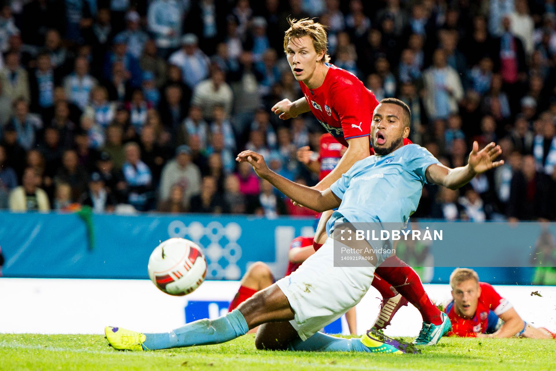 Malmö FFs Isaac Kiese Thelin oroar framför mål bredvid Helsingborgs Emil Krafth under matchen i Allsvenskan mellan Malmö FF och Helsingborg den 21 september 2014 i Malmö.