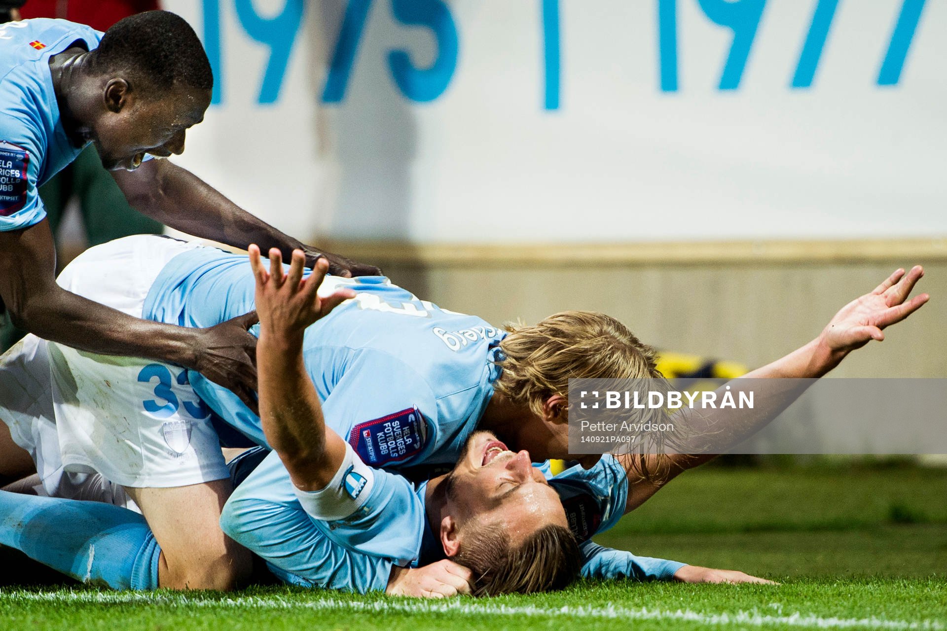 Malmö FFs spelare omfamnar Markus Rosenberg som gjort 1-0