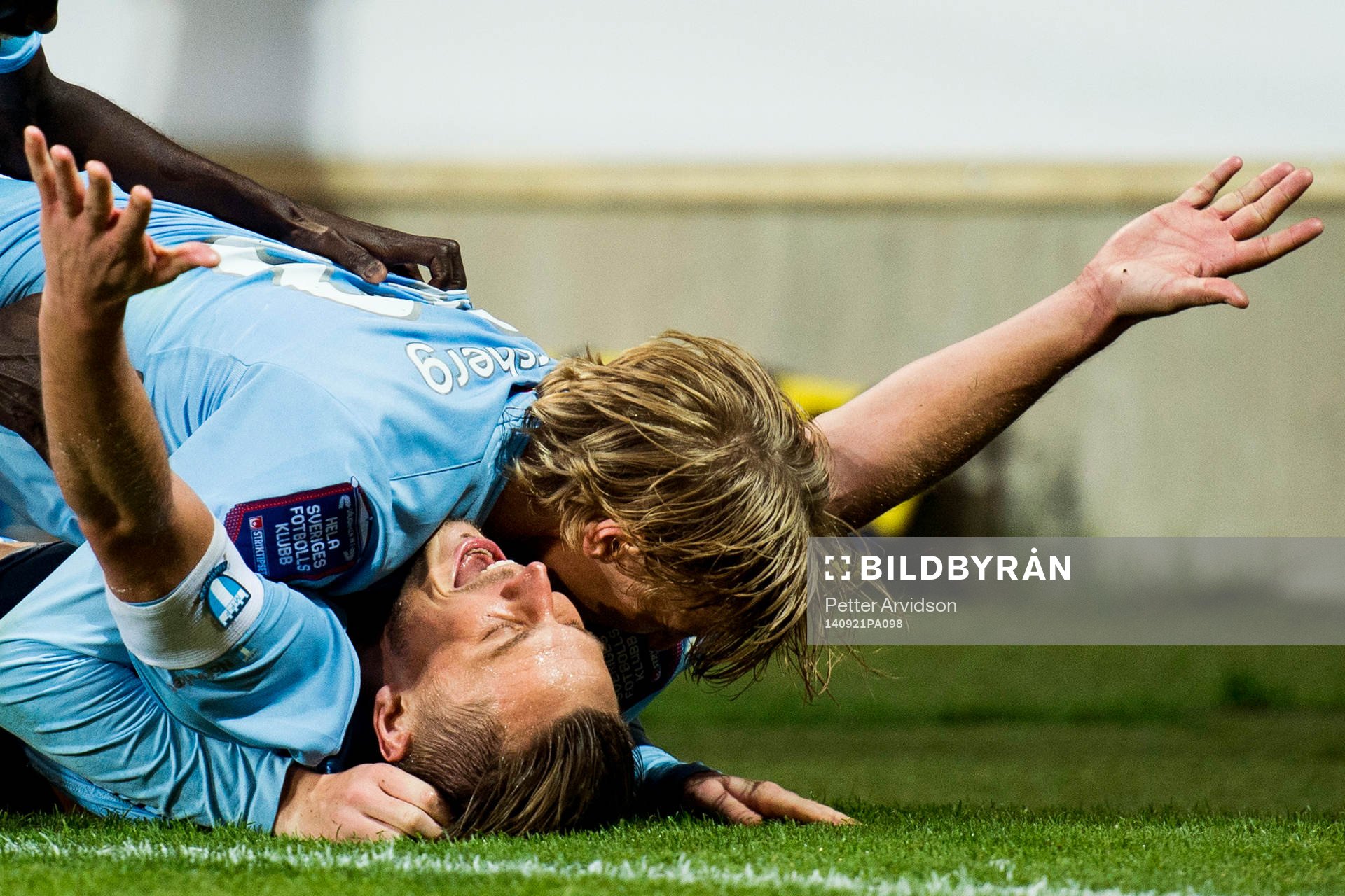 Malmö FFs Emil Forsberg omfamnar Markus Rosenberg som