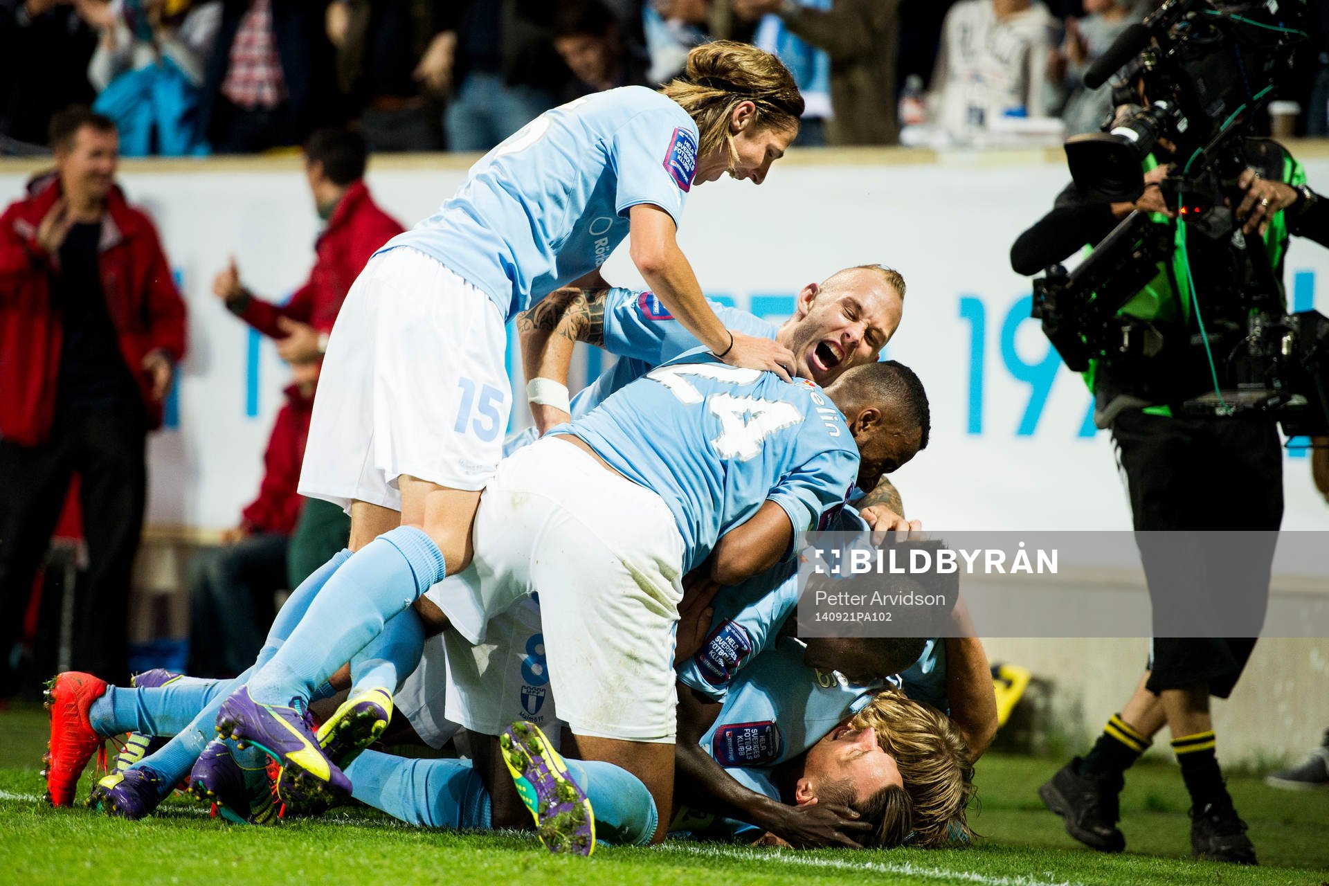 Malmö FFs spelare omfamnar Markus Rosenberg som gjort 1-0