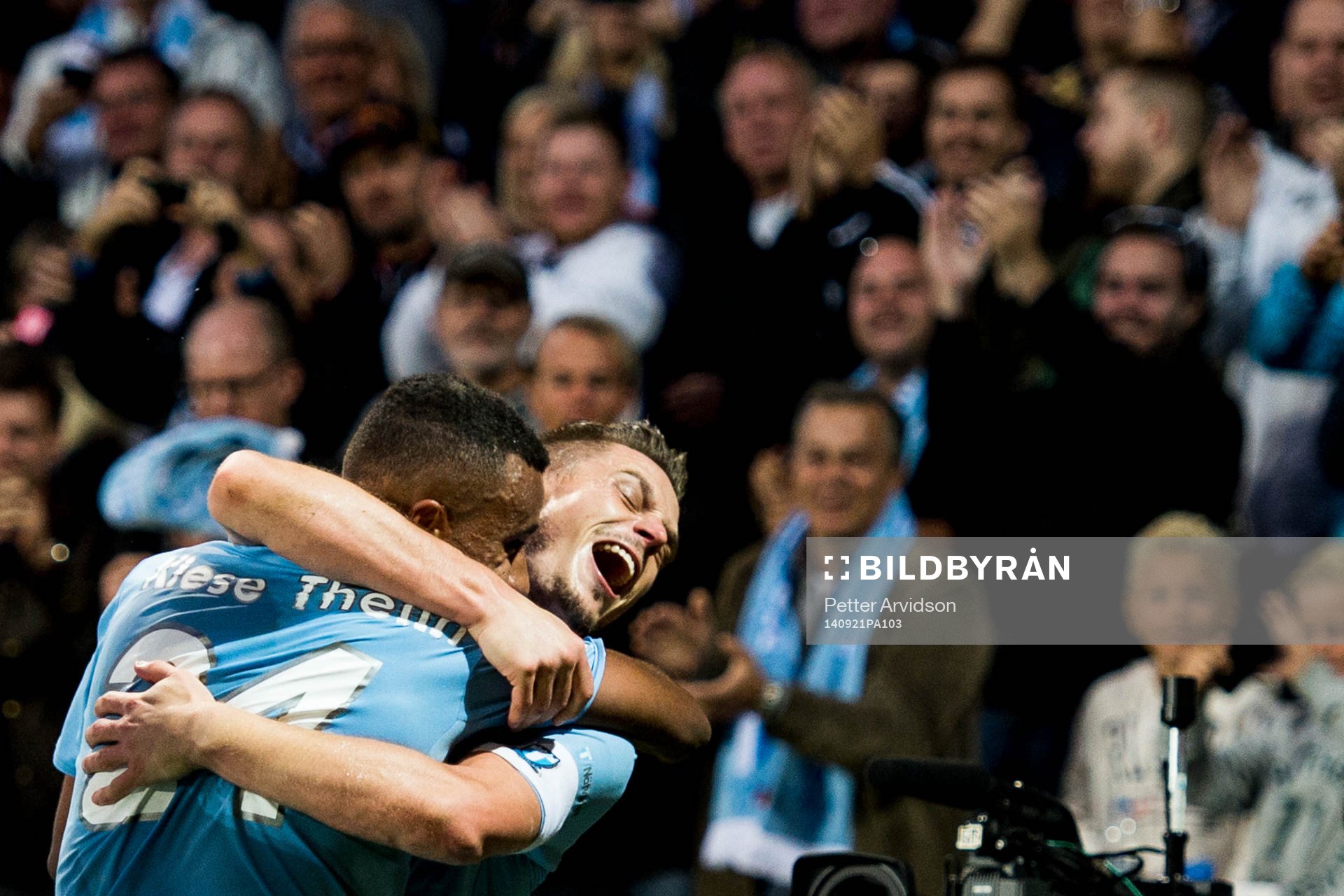Malmö FFs Markus Rosenberg kramar om Isaac Kiese Thelin