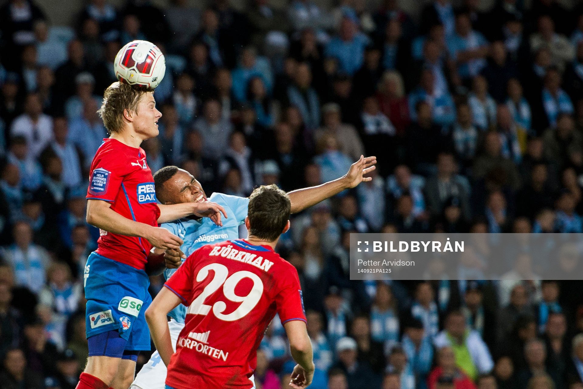 Helsingborgs Jere Uronen nickar undan bollen framför