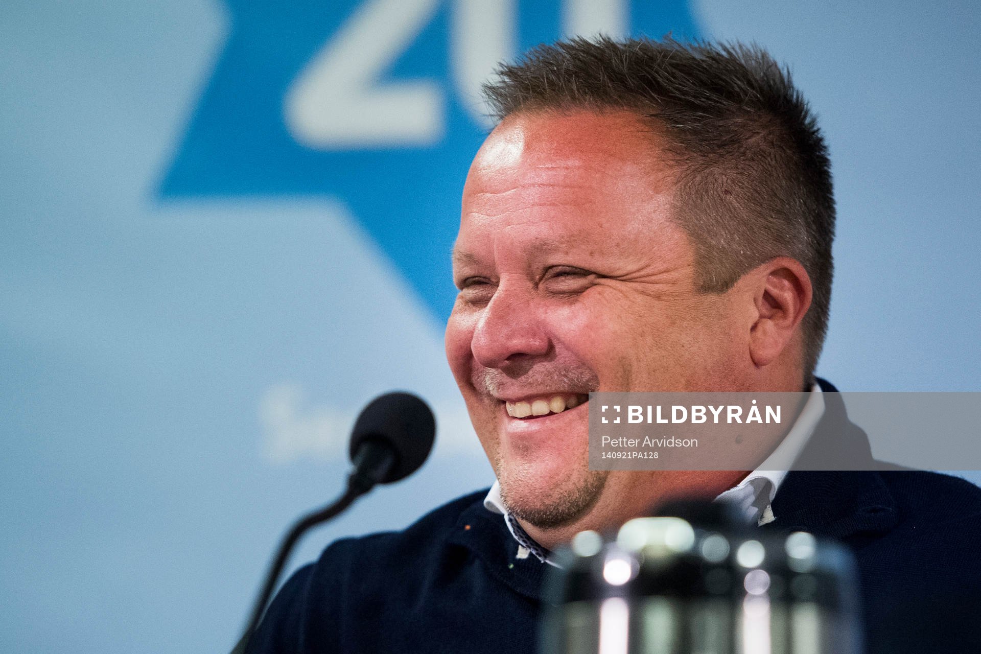Helsingborgs tränare Roar Hansen skrattar