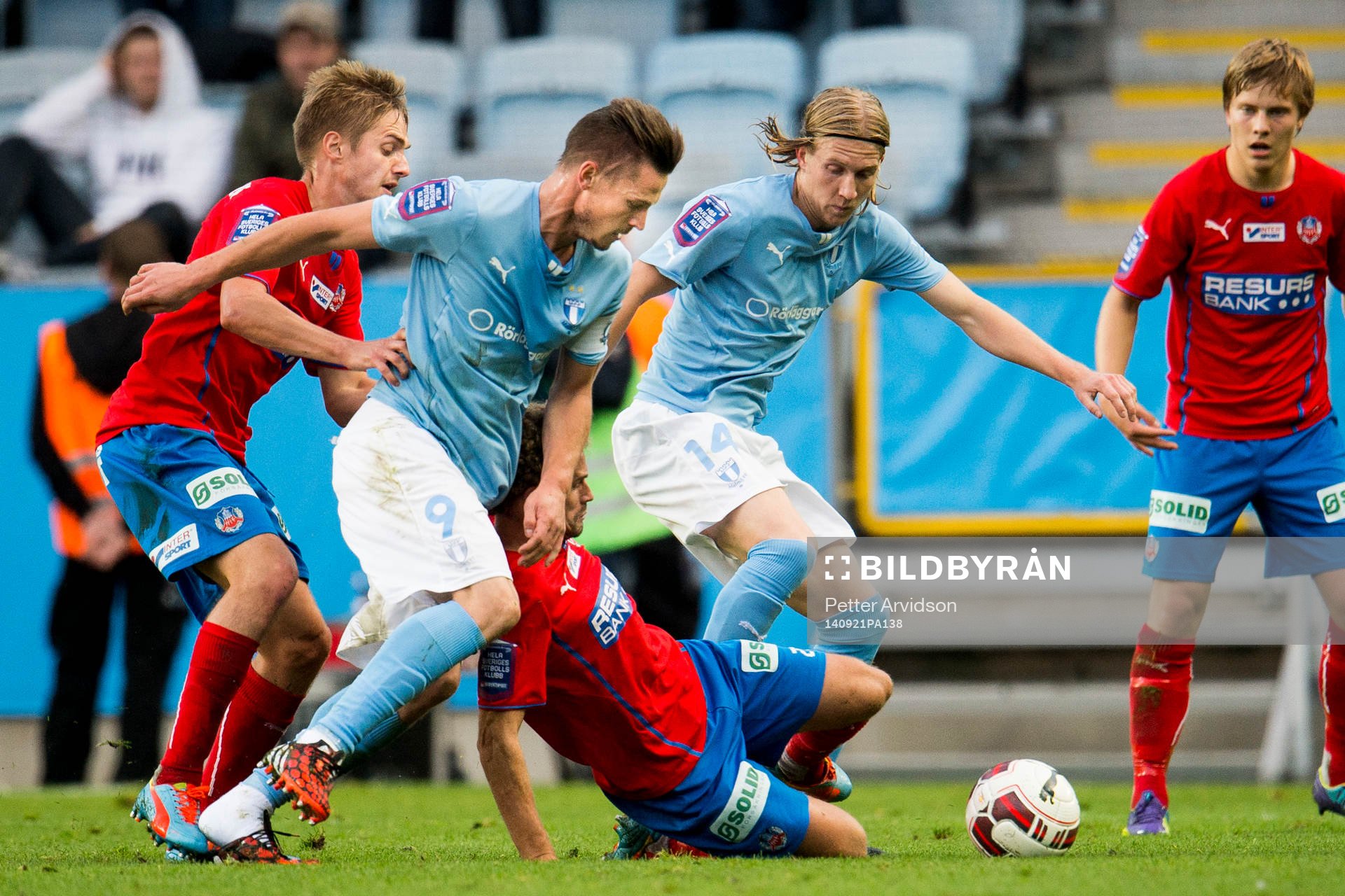 Helsingborgs Johan Mårtensson (tv) trampar av Malmö FFs