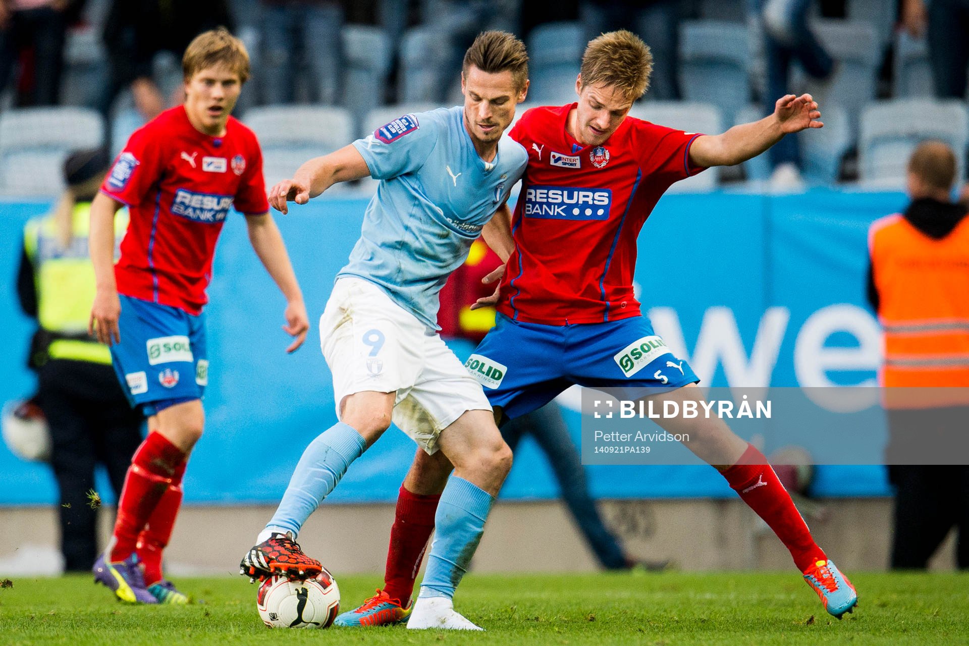 Malmö FFs Markus Rosenberg saknar sko på vänster fot men fortsätter spela, här i duell med Helsingborgs Johan Mårtensson under matchen i Allsvenskan mellan Malmö FF och Helsingborg den 21 september 2014 i Malmö.