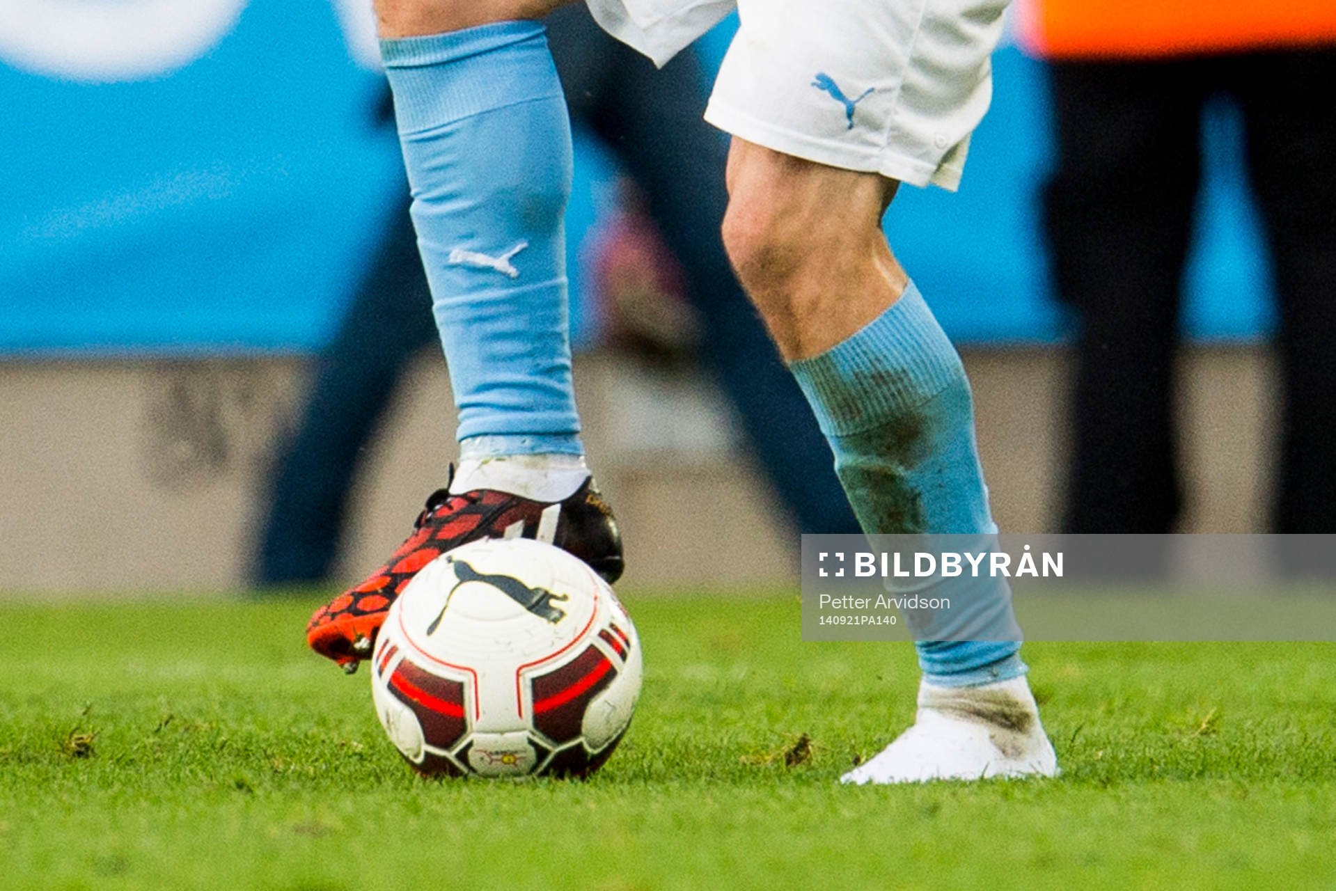Malmö FFs Markus Rosenberg saknar sko på vänster fot men fortsätter spela under matchen i Allsvenskan mellan Malmö FF och Helsingborg den 21 september 2014 i Malmö.