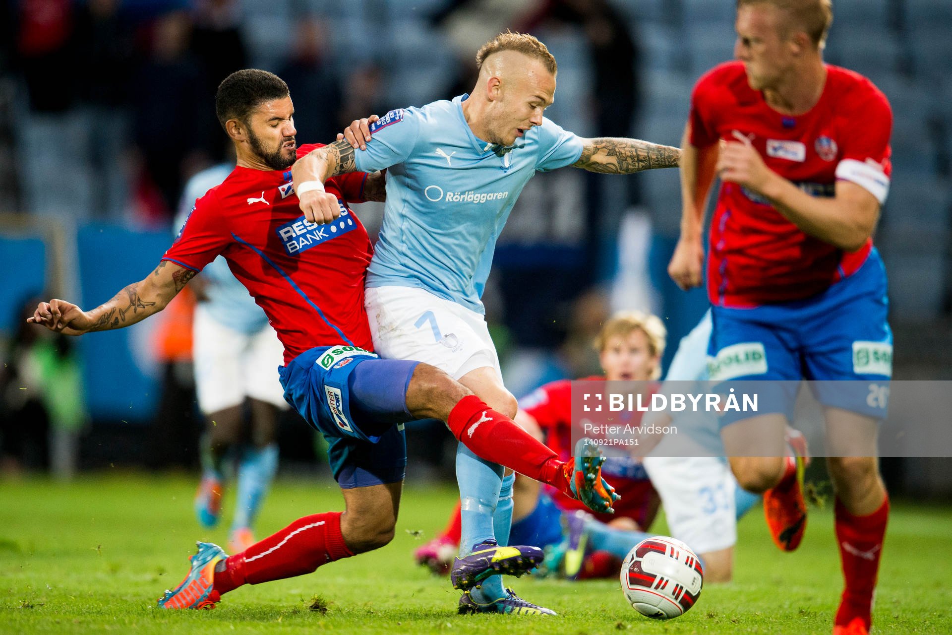 Helsingborgs Victor Palsson går i hårt mot Malmö FFs