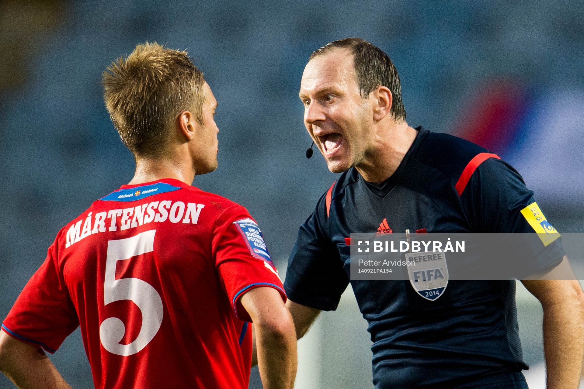 Domare Jonas Eriksson skriker på Helsingborgs Johan