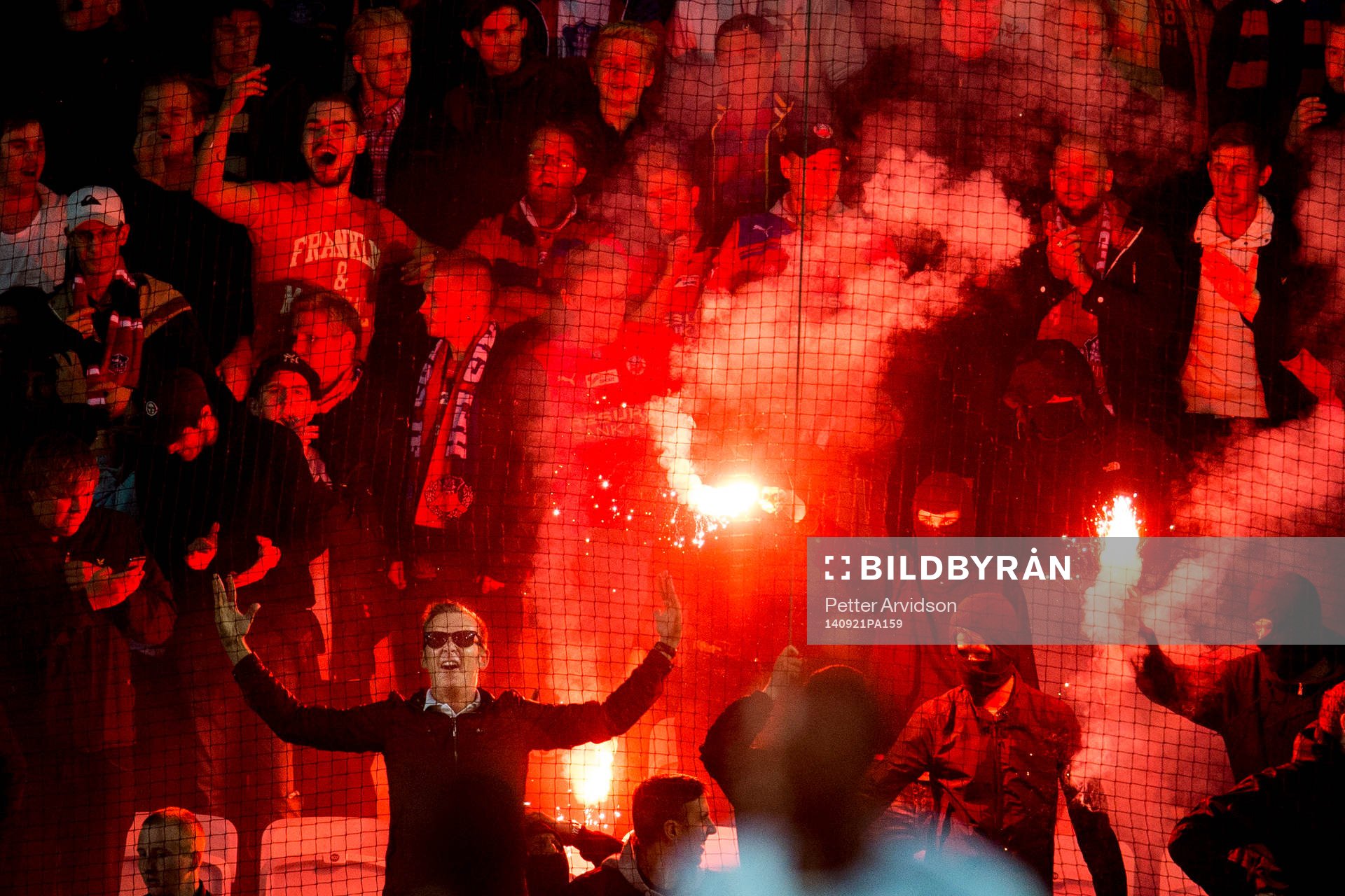 Helsingborgs supportrar bränner bengaler