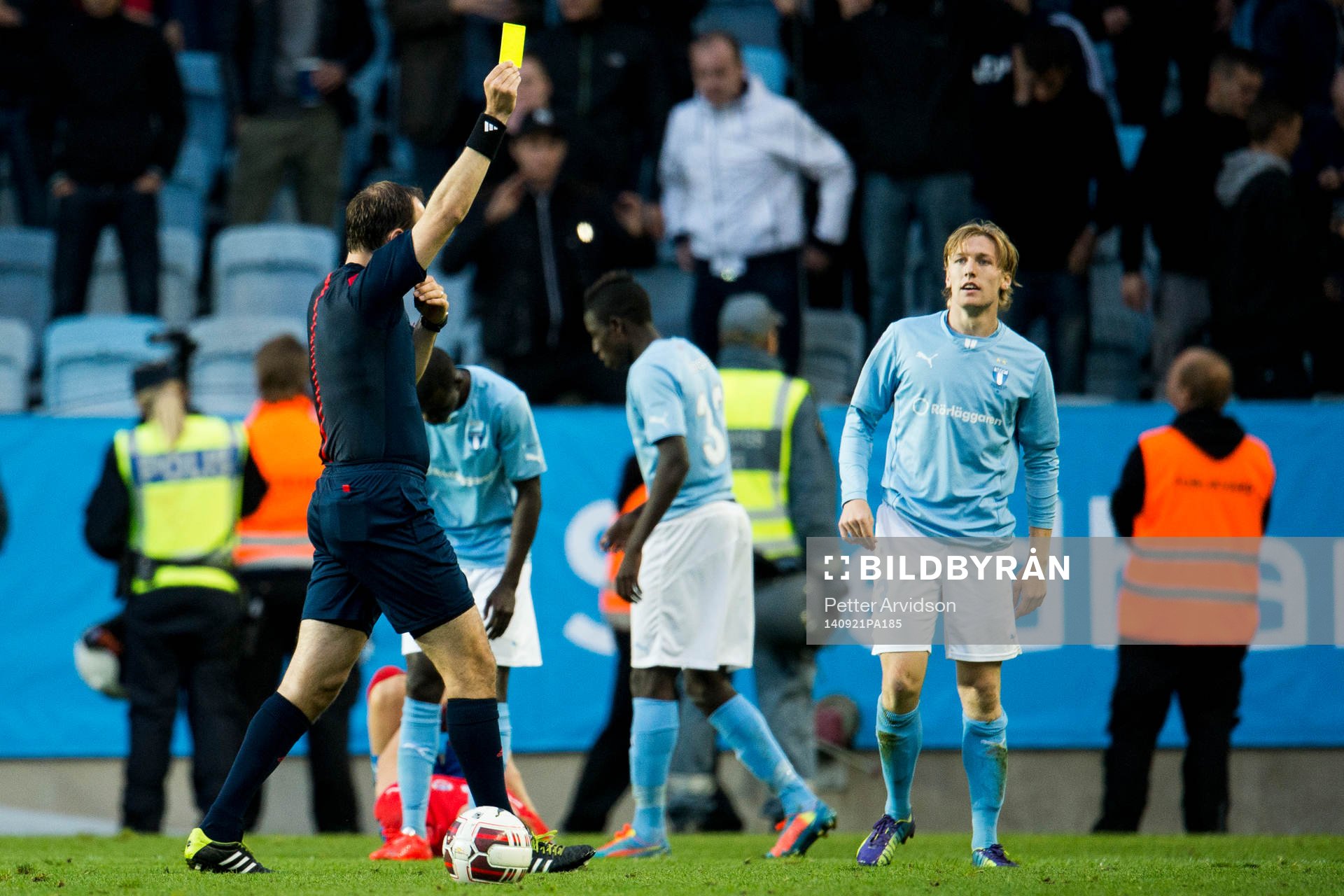 Domare Jonas Eriksson varnar Malmö FFs Emil Forsberg