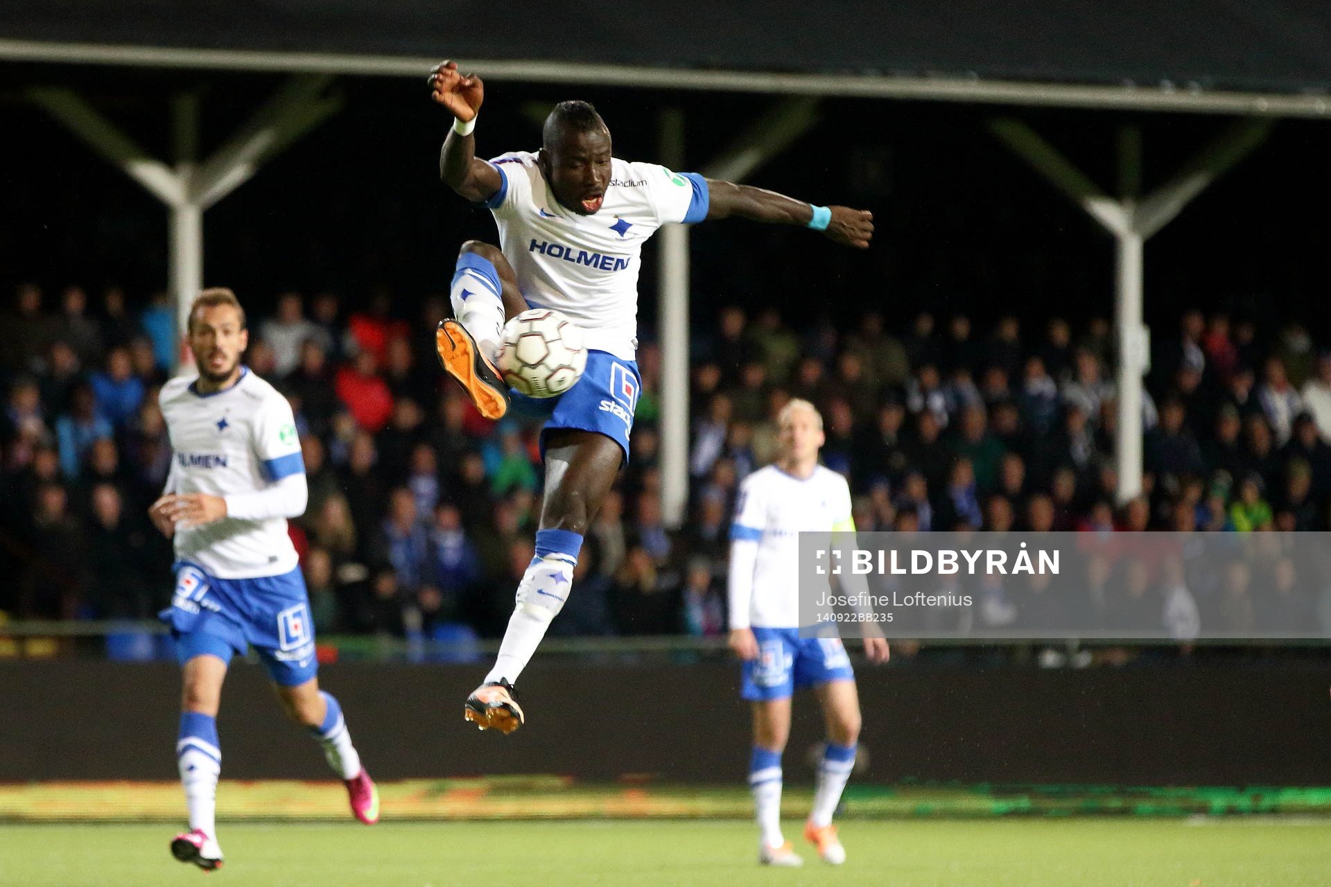 Norrköpings Alhaji Kamara med bollen
