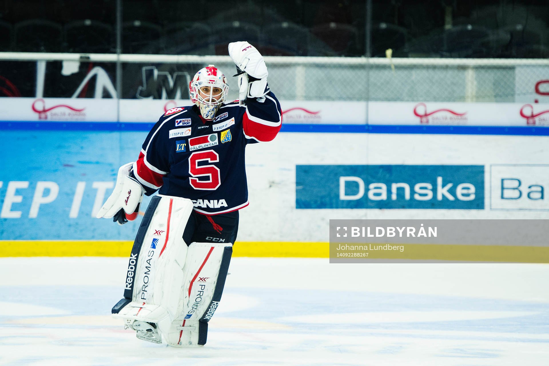 Södertäljes målvakt Tim Sandberg dansar framför klacken
