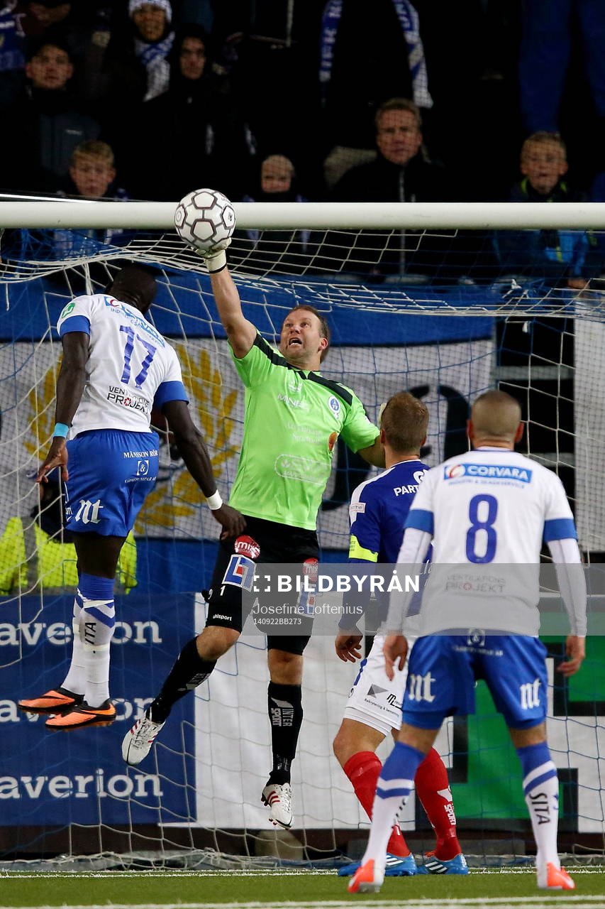 Åtvidabergs målvakt Henrik Gustavsson räddar bollen under fotbollsmatchen i Allsvenskan mellan Åtvidaberg och Norrköping den 22 september 2014 i Åtvidaberg.