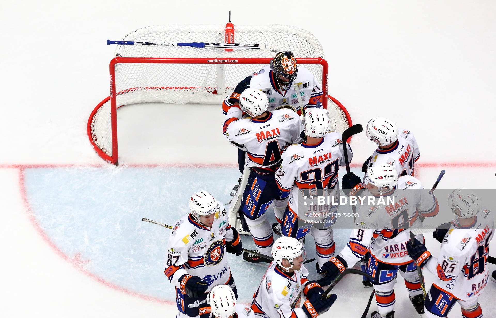 Växjös spelare tackar målvakt Cristopher Nihlstorp