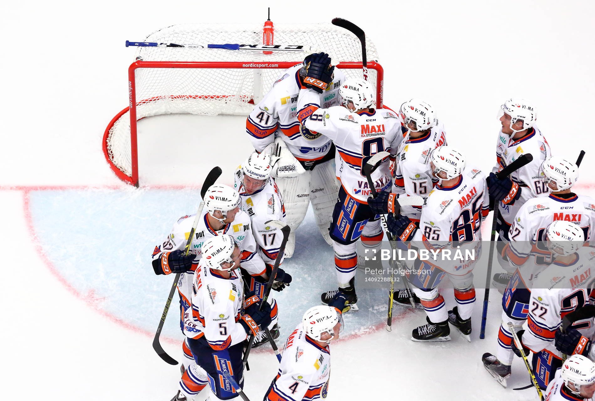 Växjös spelare tackar målvakt Cristopher Nihlstorp