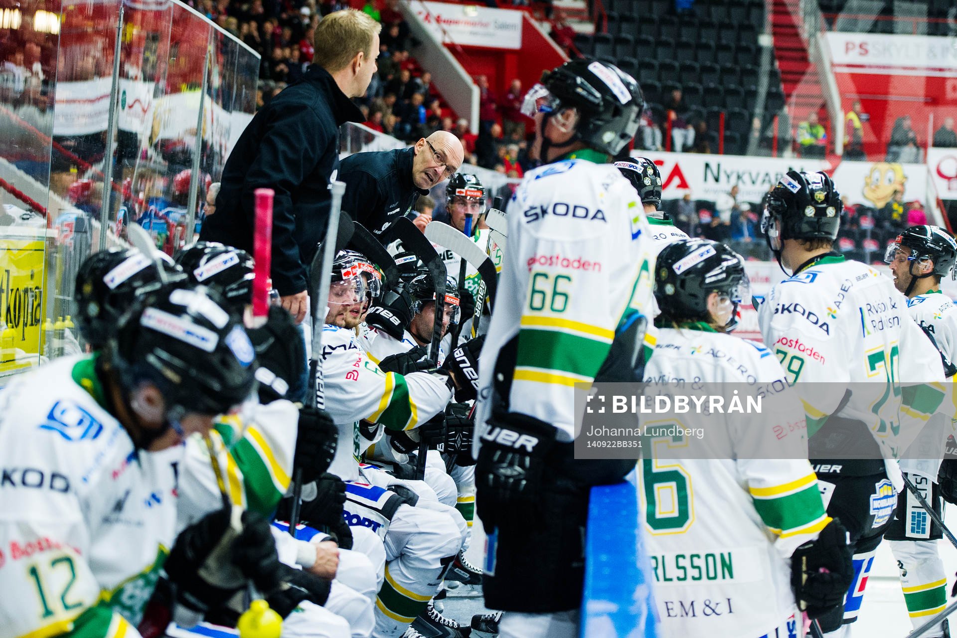 Björklövens tränare Mats Waltin instruerar laget