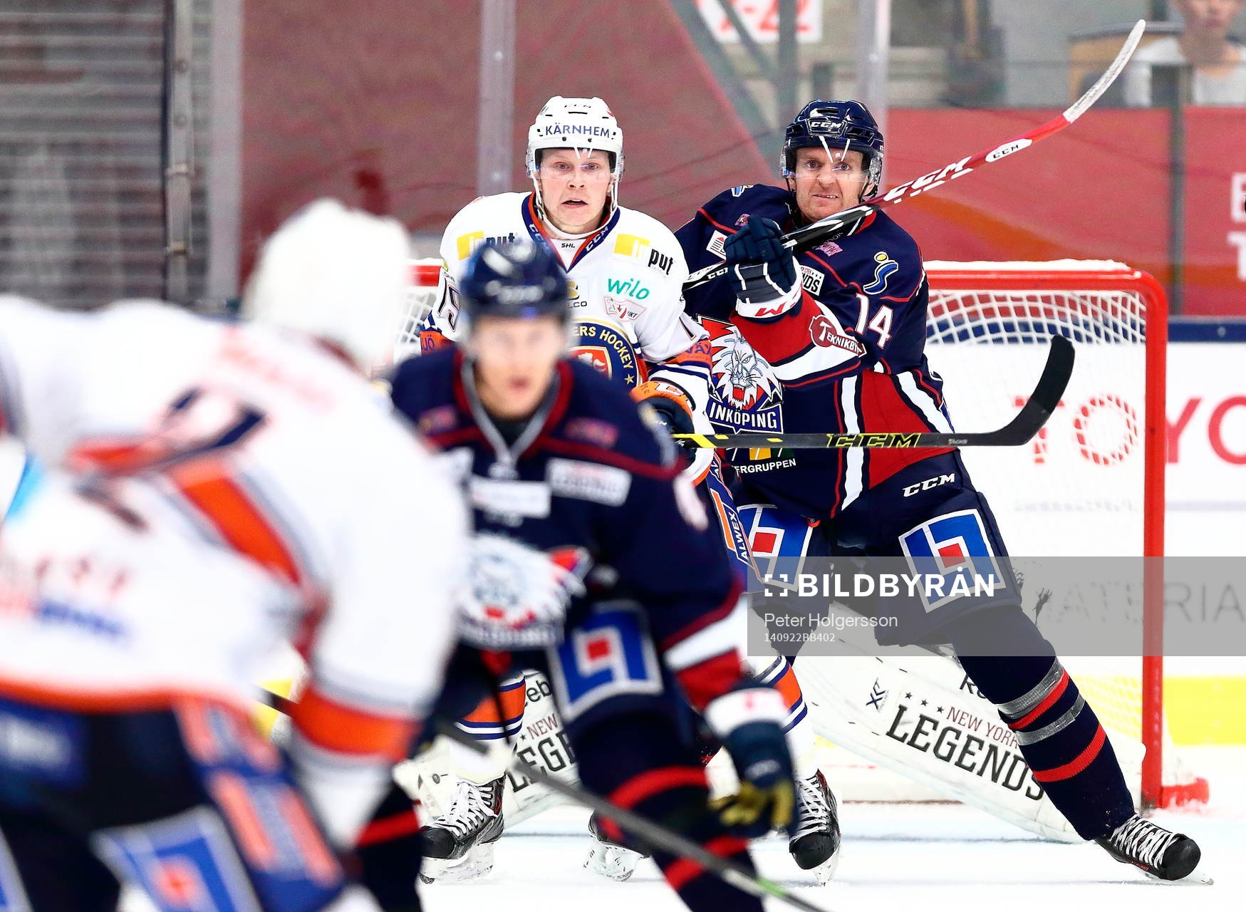 Aggressivt försvarsspel av Linköpings Mark Matheson