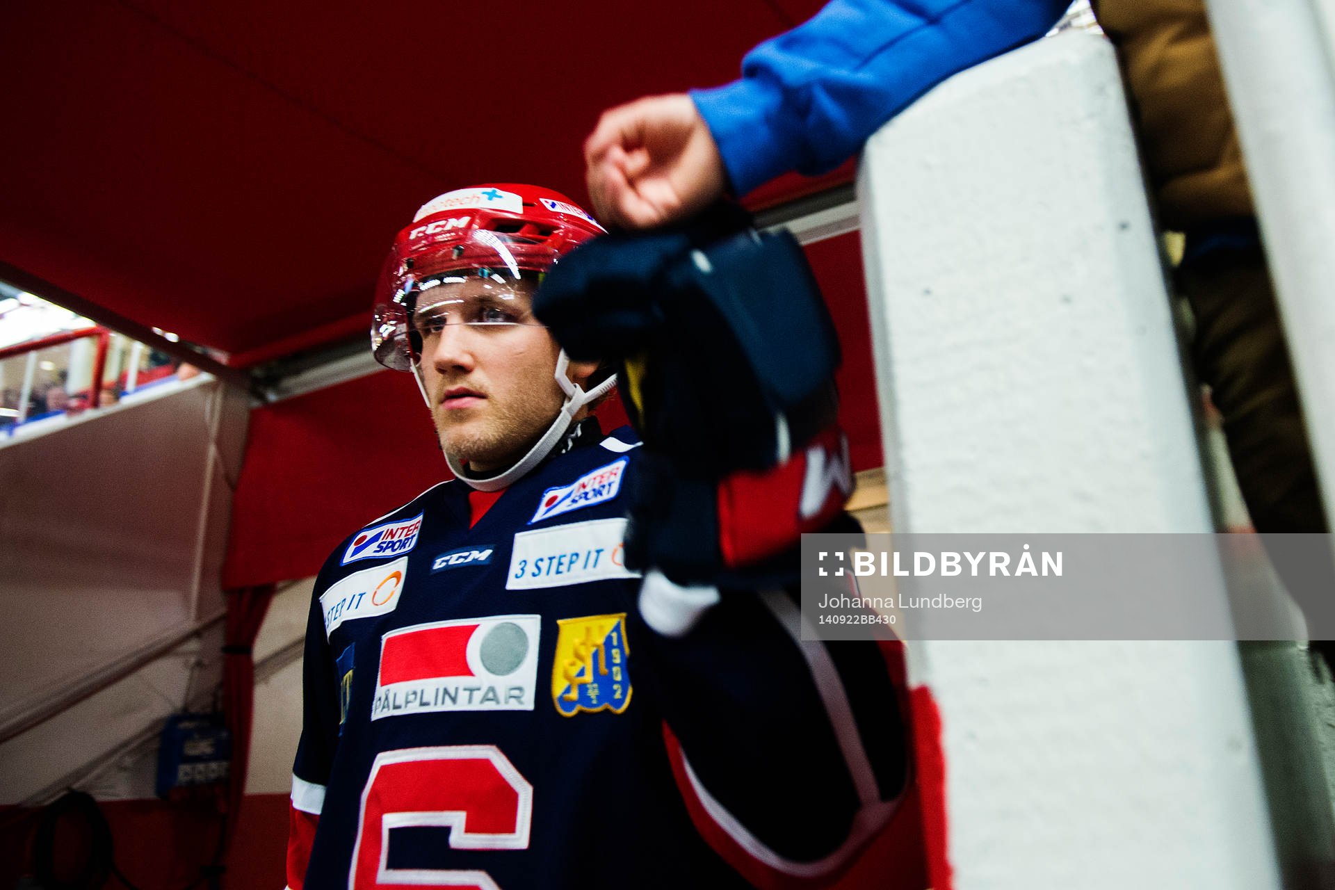 Södertäljes Jesper Thörnberg hälsar på en supporter
