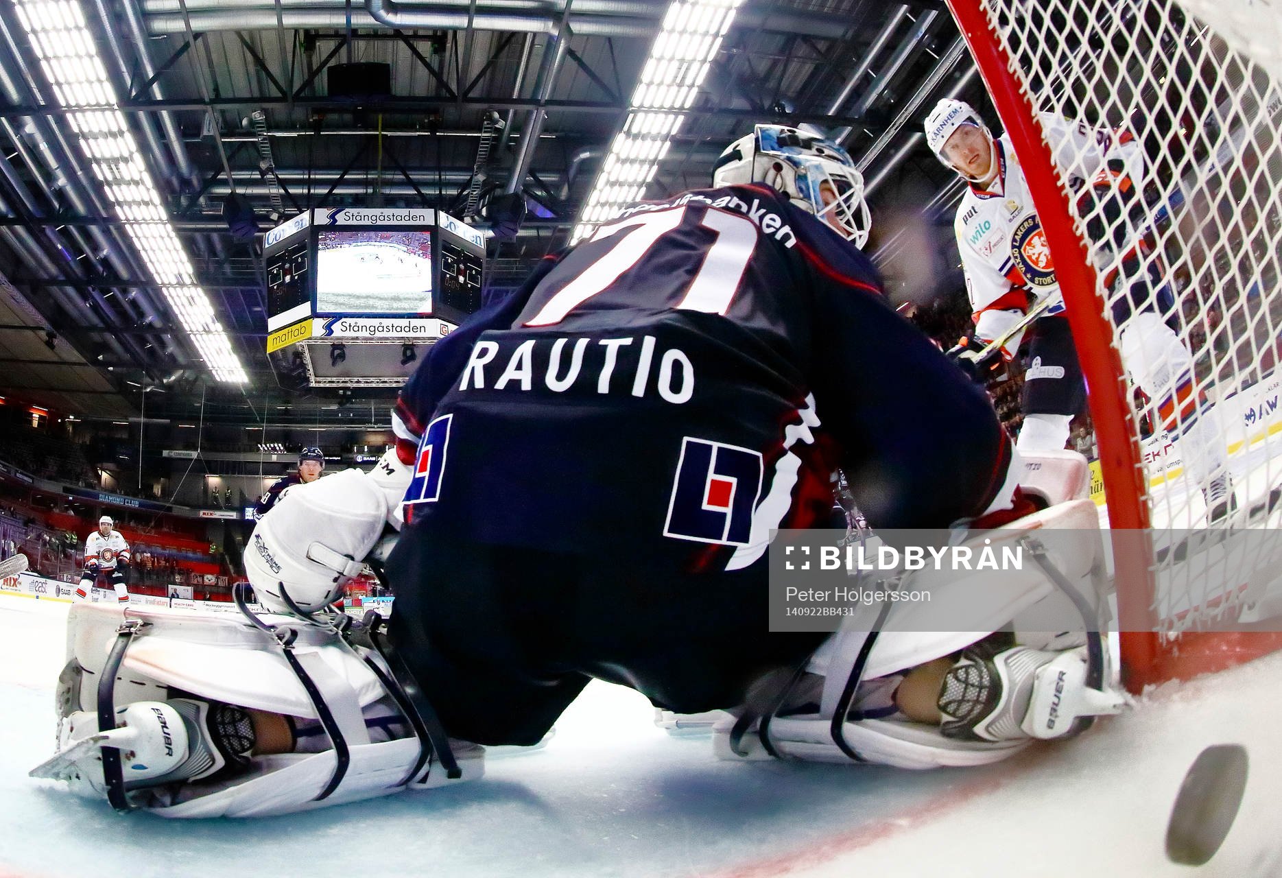 Linköpings David Rautio släpper in pucken