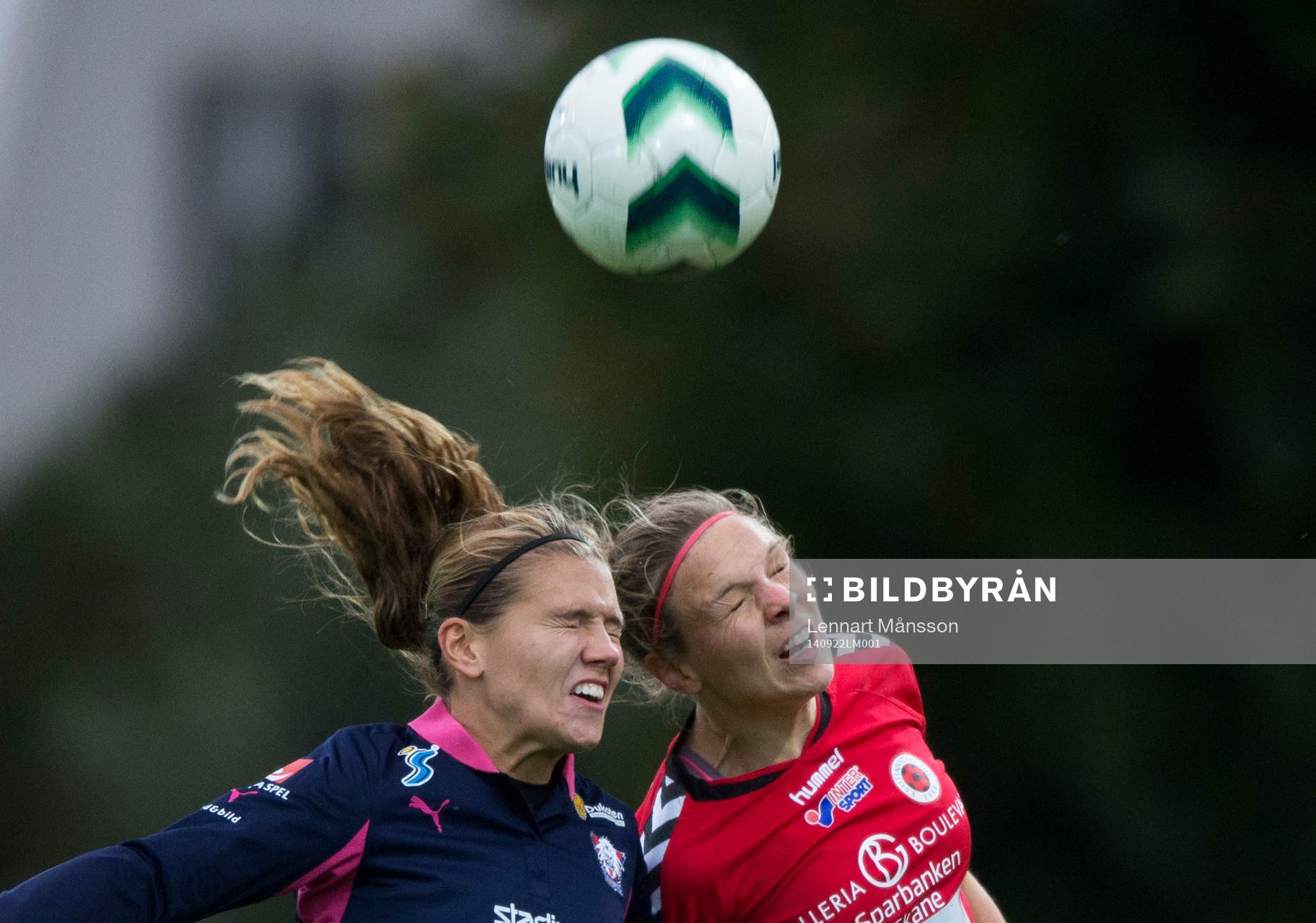 Linköpings Emma Lennartsson och Kristianstads Gudny Björk Odinsdottir nickduellerar i matchen i damallsvenskan mellan Kristianstad och Linköping i Kristianstad 22 september 2014.