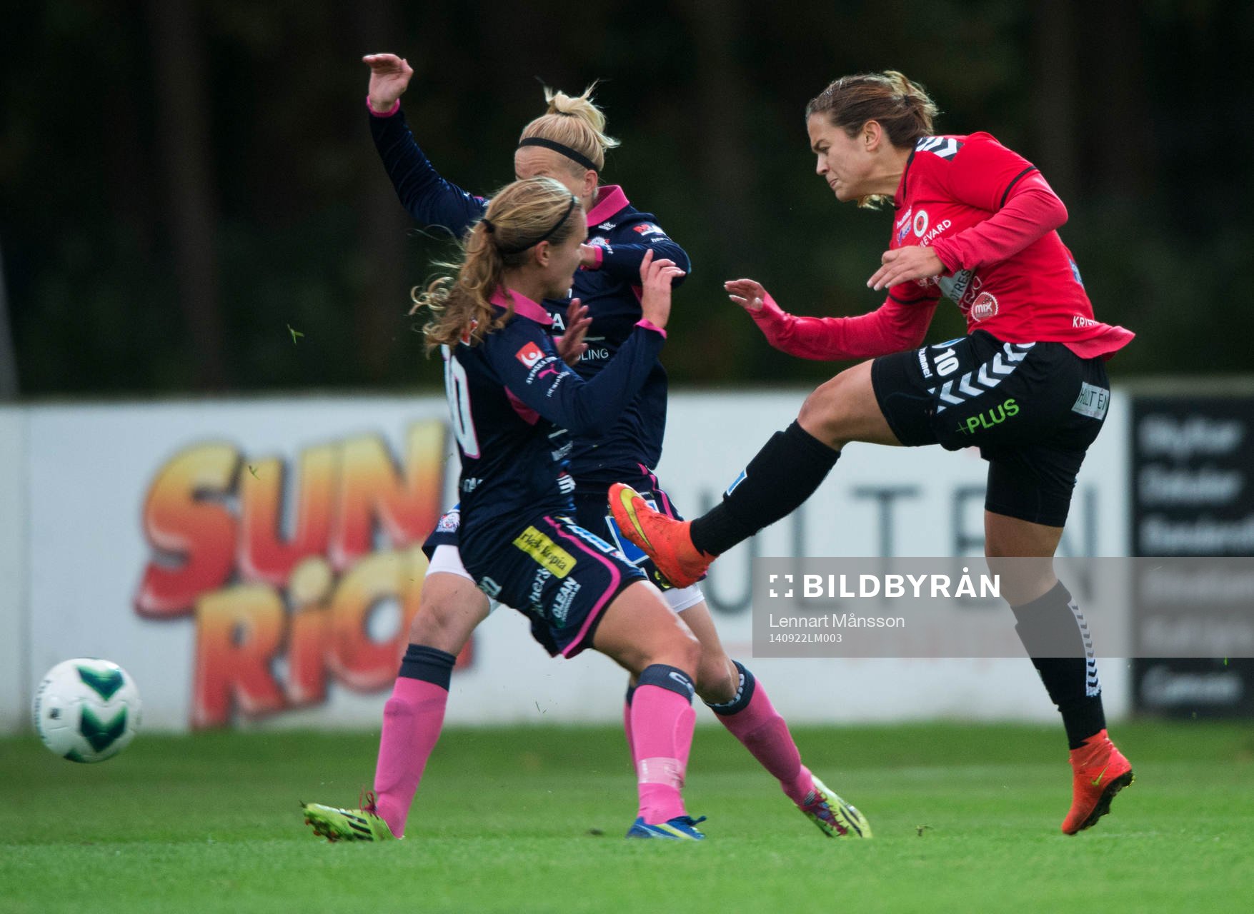 Kristianstads Marija Banusic skjuter i matchen i damallsvenskan mellan Kristianstad och Linköping i Kristianstad 22 september 2014.