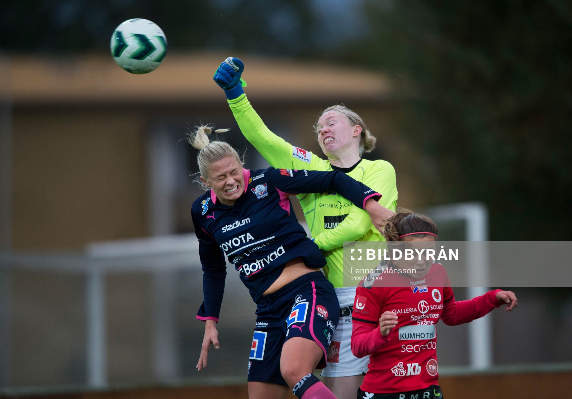 Kristianstads målvakt Hedvig Lindahl boxar undan i matchen