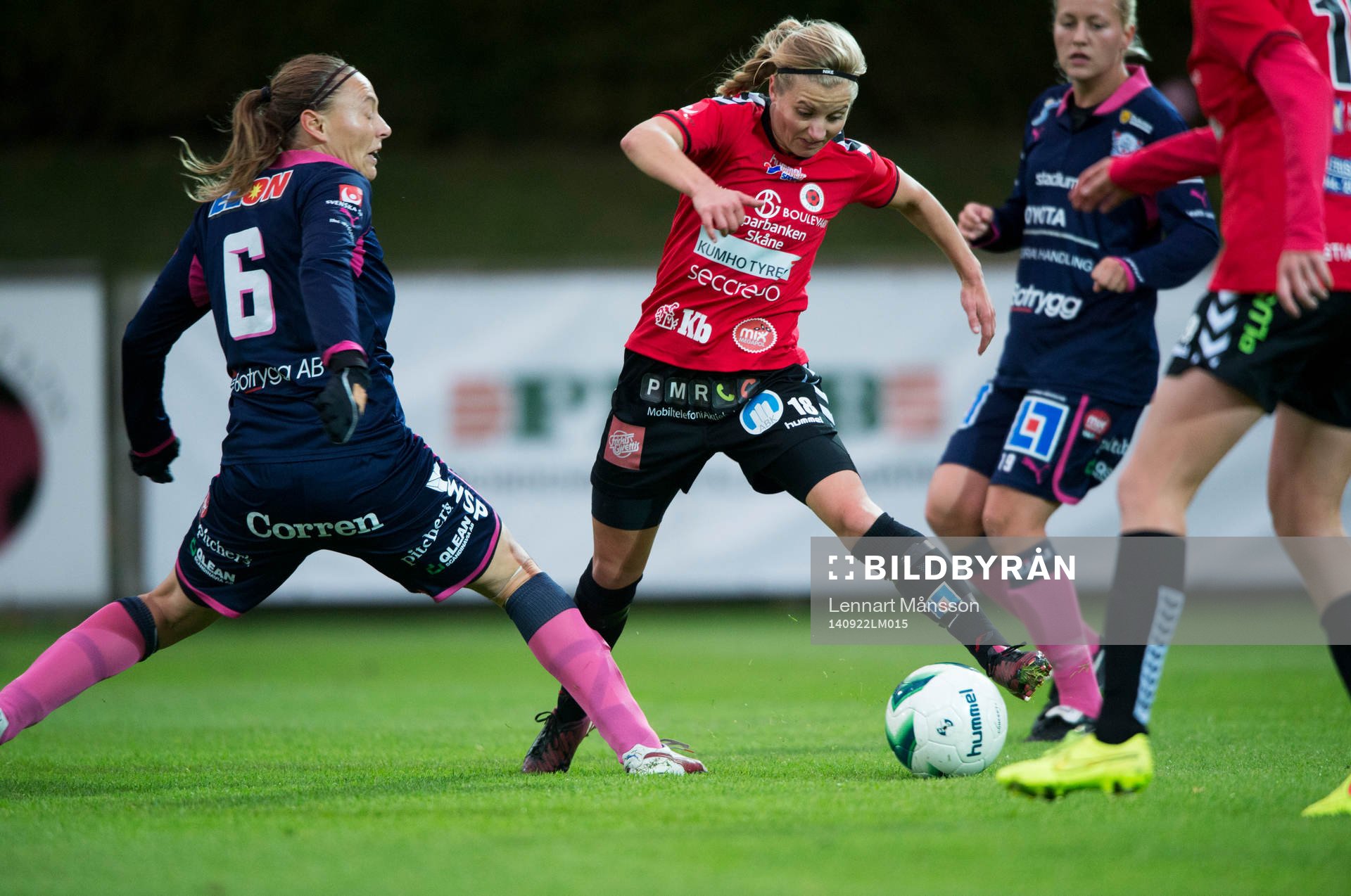 Kristianstads Gudny Björk Odinsdottir tar sig förbi Linköpings Mariann Gajhede Knudsen i matchen i damallsvenskan mellan Kristianstad och Linköping i Kristianstad 22 september 2014.