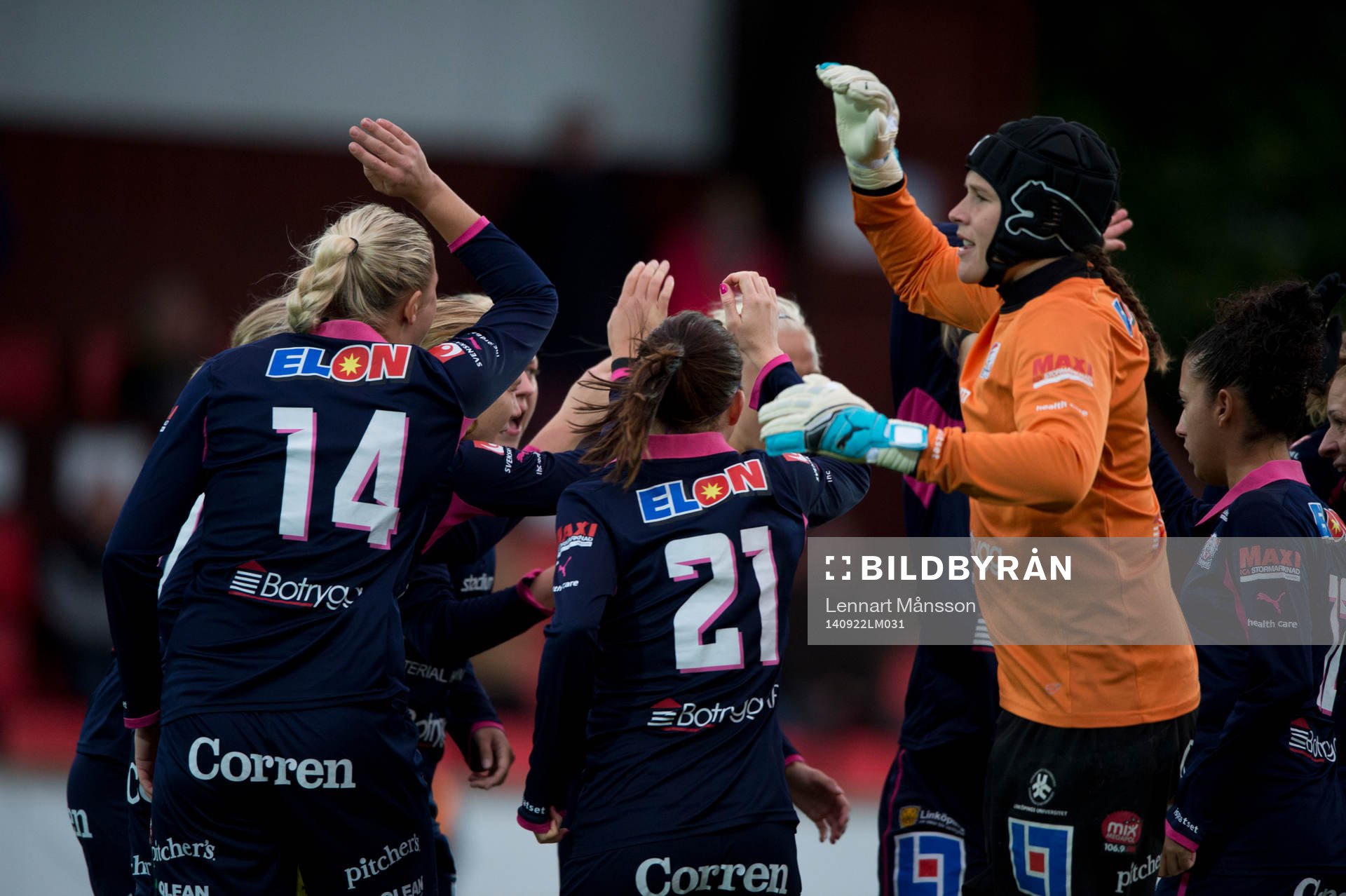 Linköpings målvakt Katlynn Fraine och hennes lagkamrater i matchen i damallsvenskan mellan Kristianstad och Linköping i Kristianstad 22 september 2014.