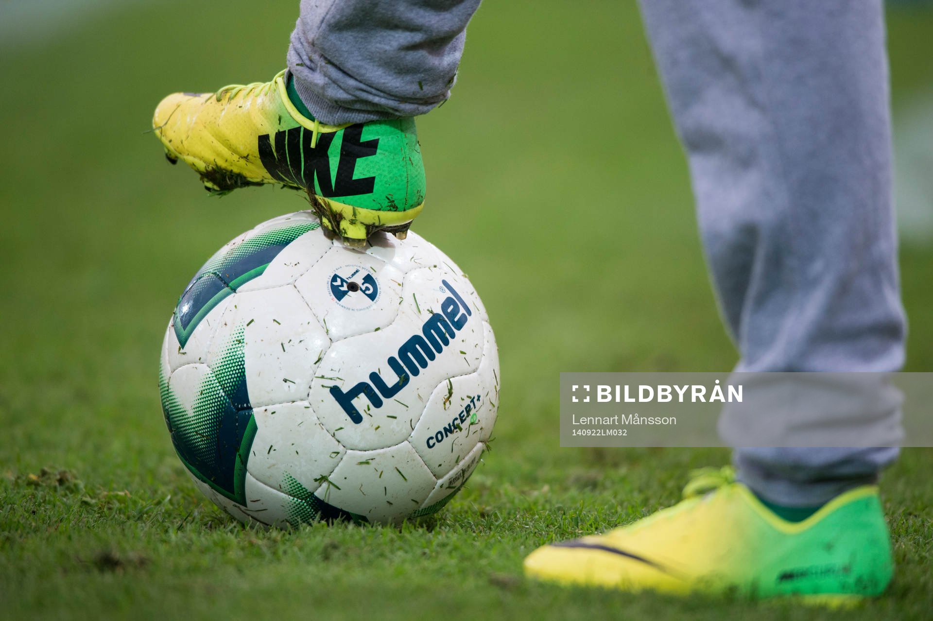 Fotbollsskor Nike och fotboll Hummel i matchen i