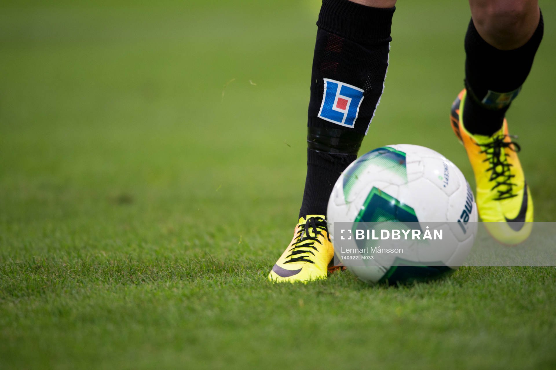 Fotbollsskor Nike och fotboll Hummel  i matchen i