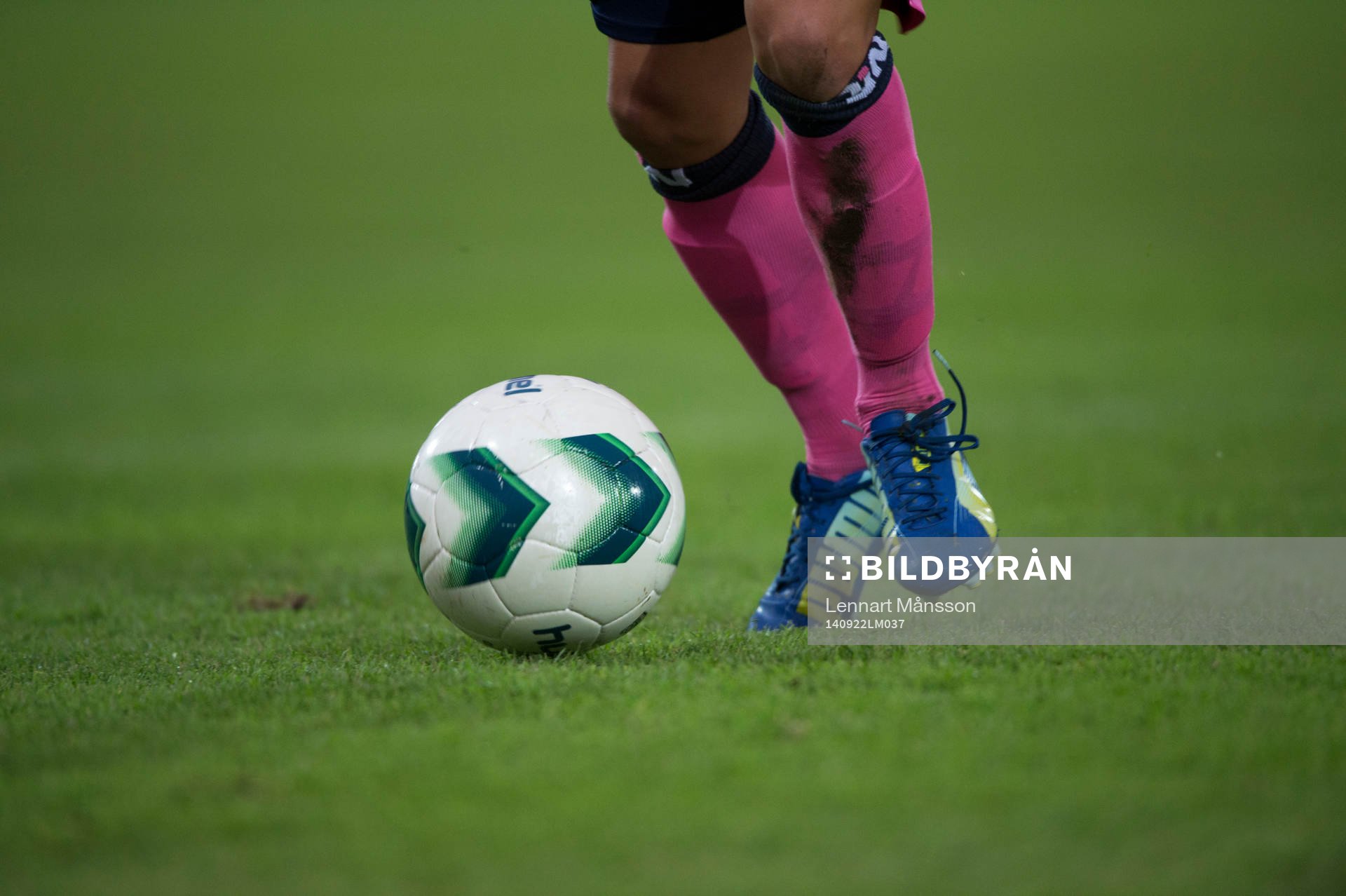 Kamp om bollen i matchen i damallsvenskan mellan