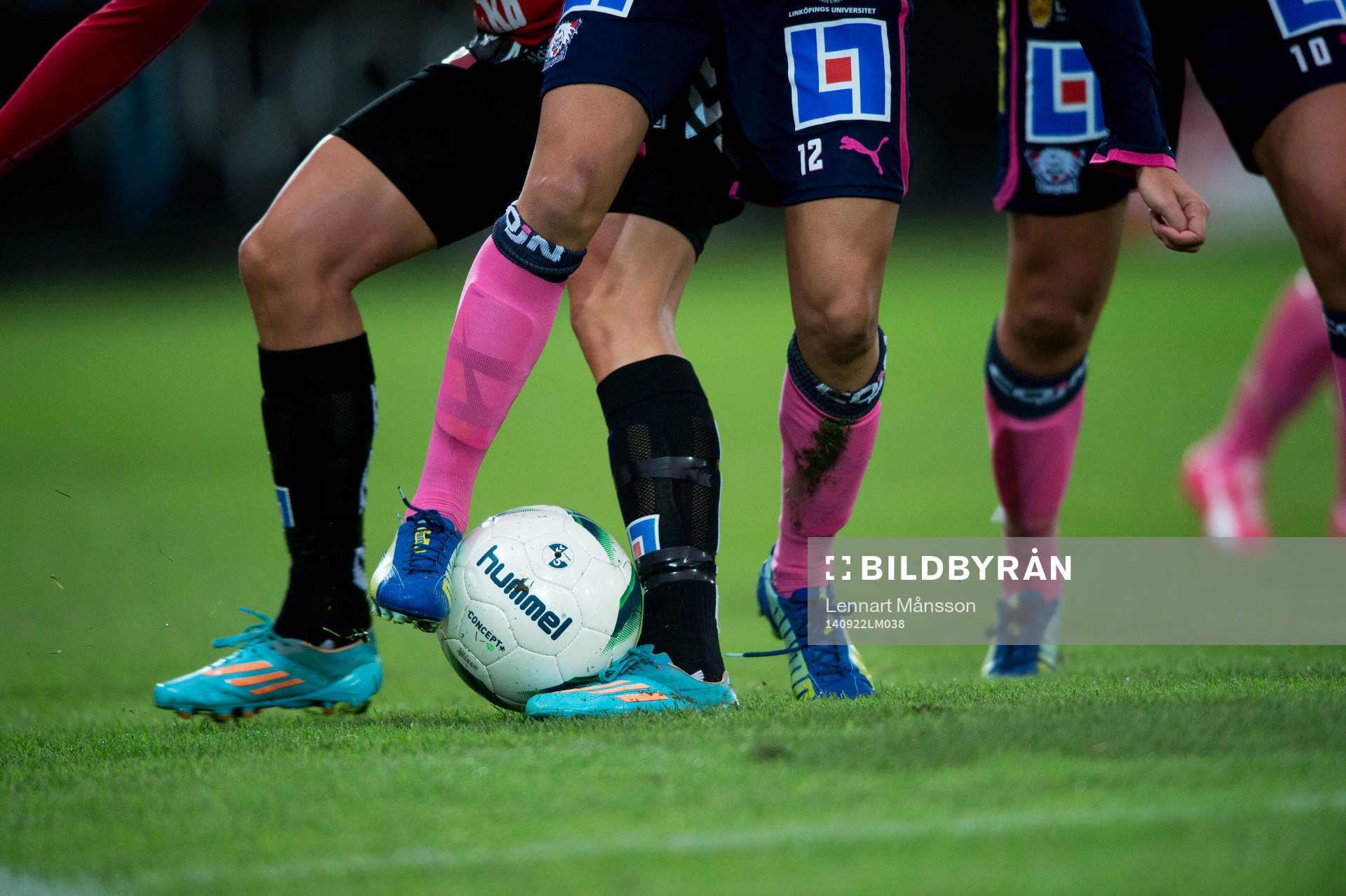 Kamp om bollen i matchen i damallsvenskan mellan