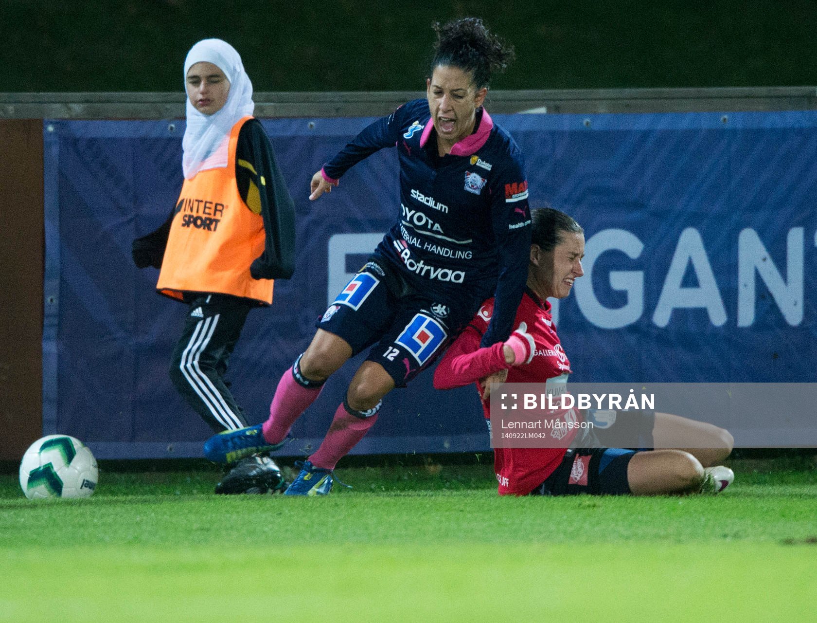 Linköpings Claudia Teresa Neto Pires och en bollkalla  i