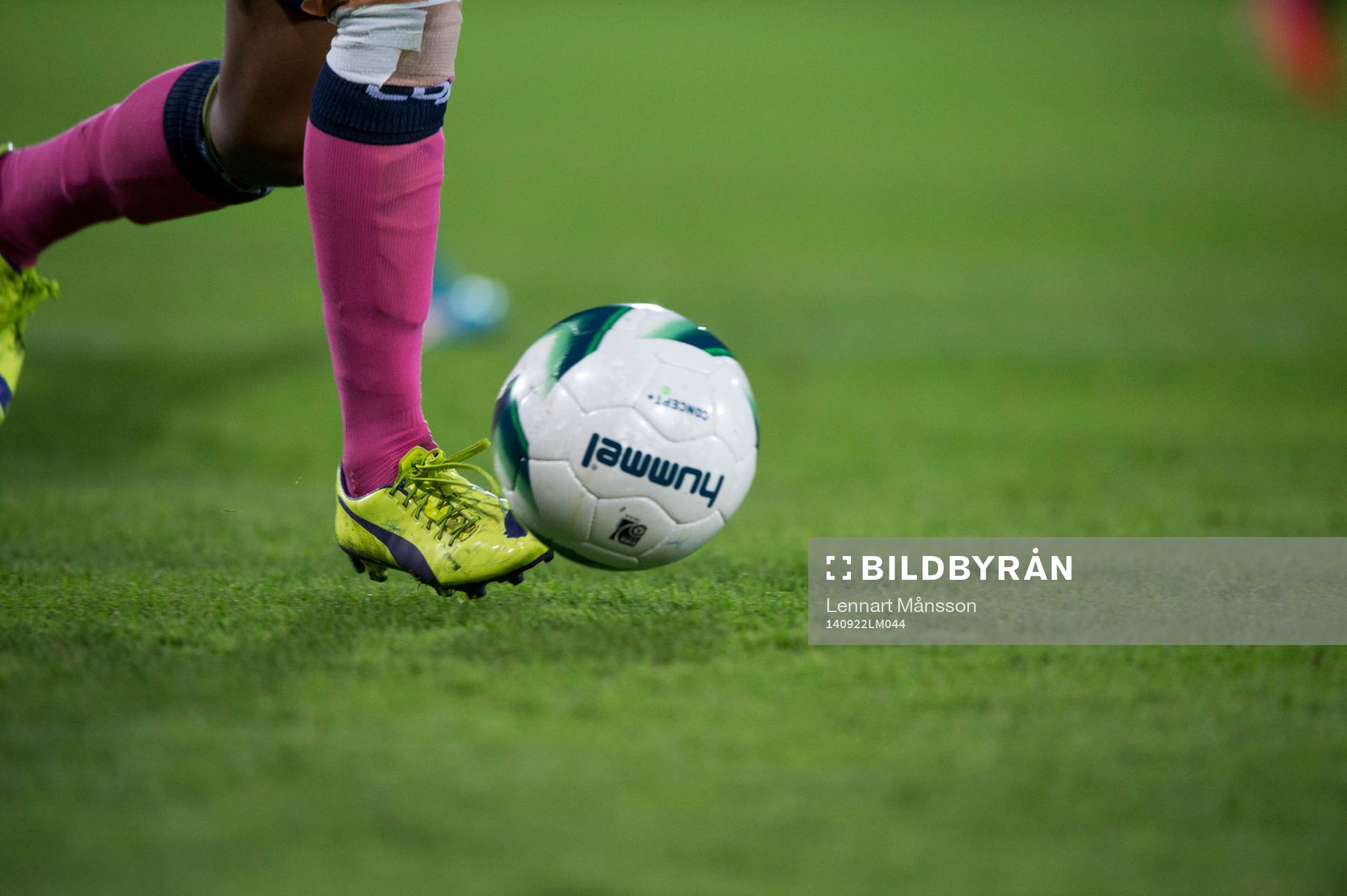 Fotbollsskor Nike och fotboll Hummel i matchen i