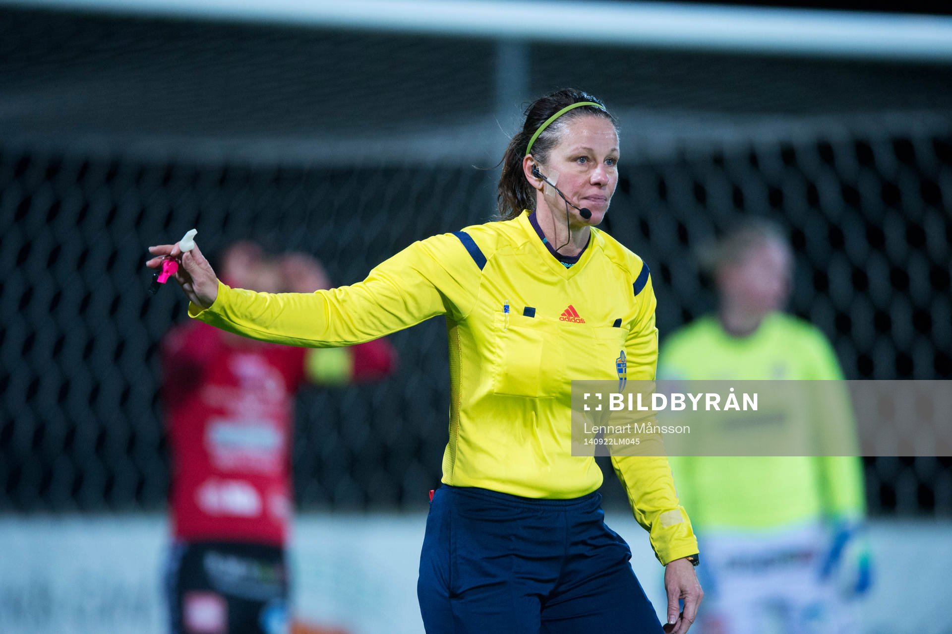 Domaren Annika Andric i matchen i damallsvenskan mellan