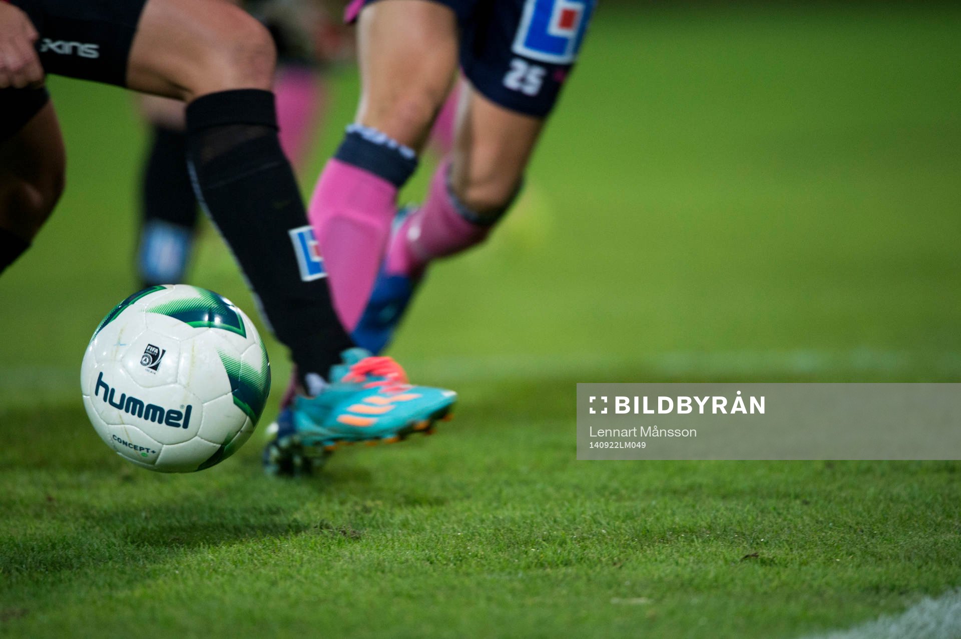 Fotboll Hummel och fotbollsskor Adidas i matchen i