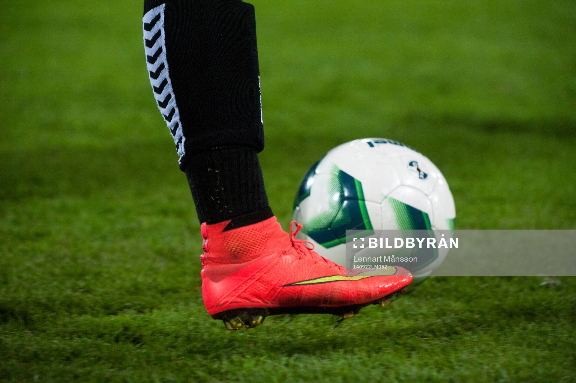Nydesignad fotbollssko Nike med bollen klistrad vid foten i