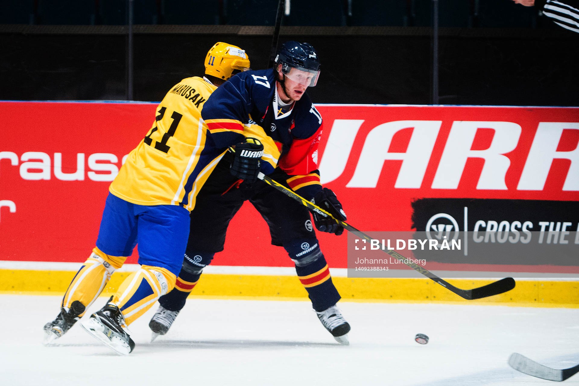 Zlins Jiri Marusak håller fast Djurgårdens Henrik Eriksson
