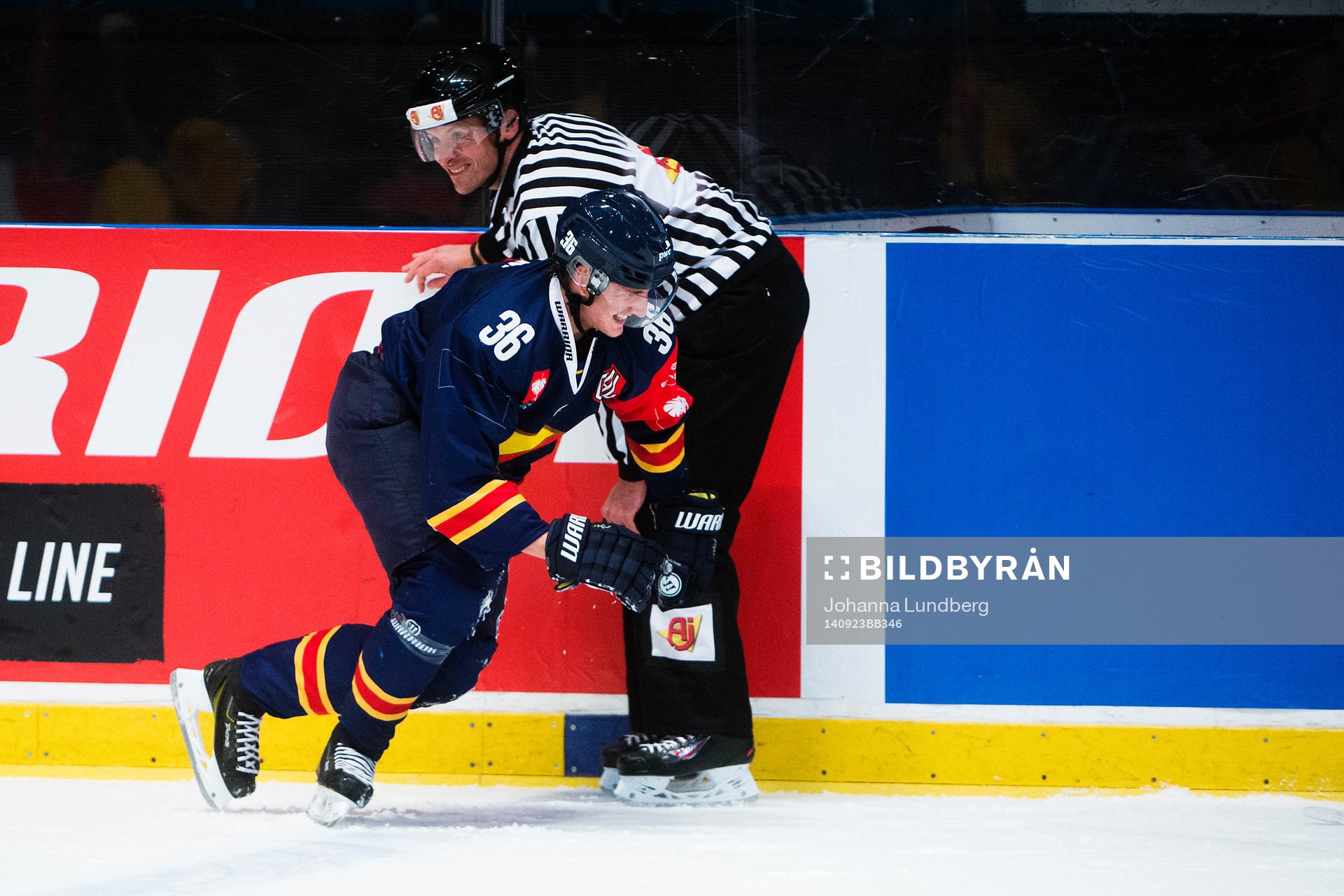 Djurgårdens Philip Holm ramlar in i linjedomaren