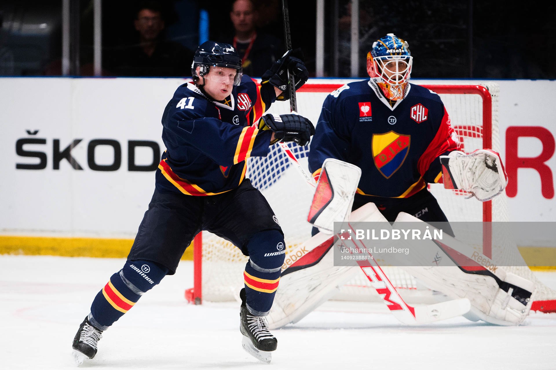 Djurgårdens Alexander Falk framför Djurgårdens målvakt