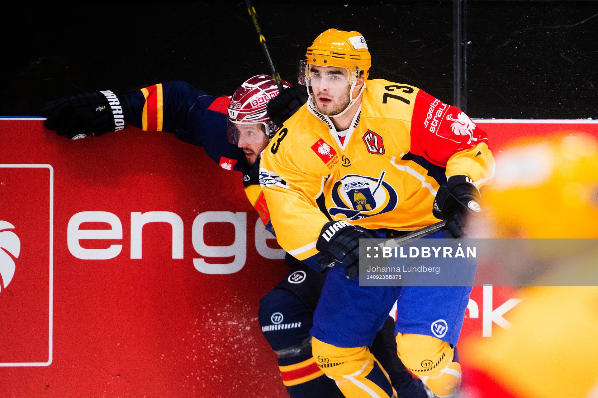 Djurgårdens Alexander Deilert kläms fast av Zlins Lubomir