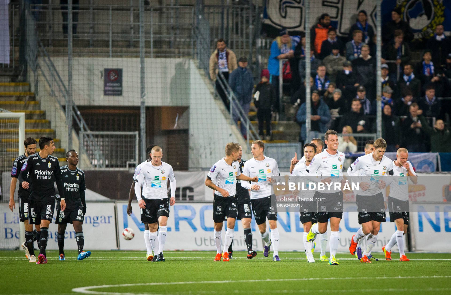 Örebros Erik Moberg gör 1-1 och jublar mellan Örebro och