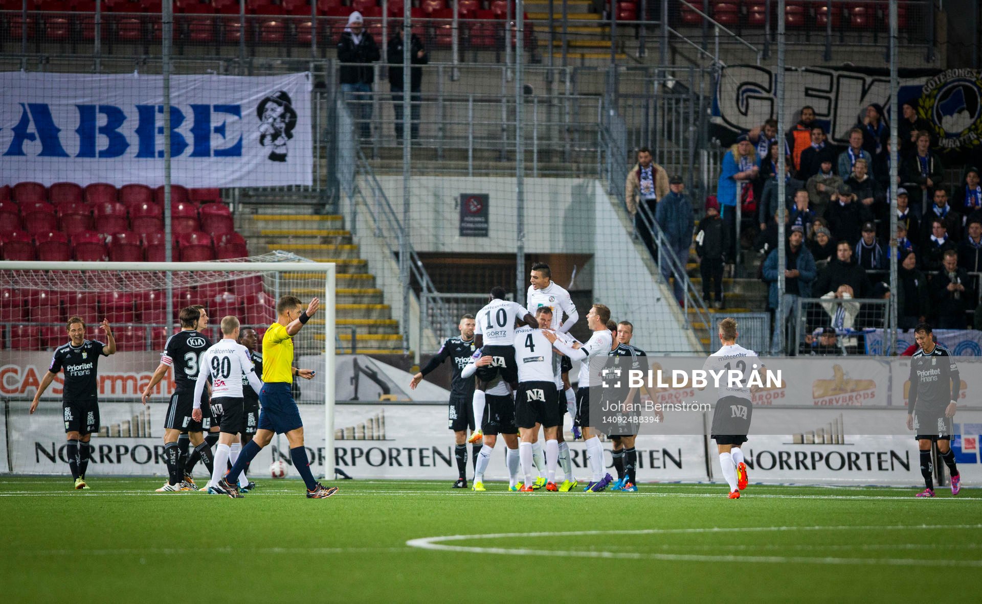 Örebros Erik Moberg gör 1-1 och jublar mellan Örebro och
