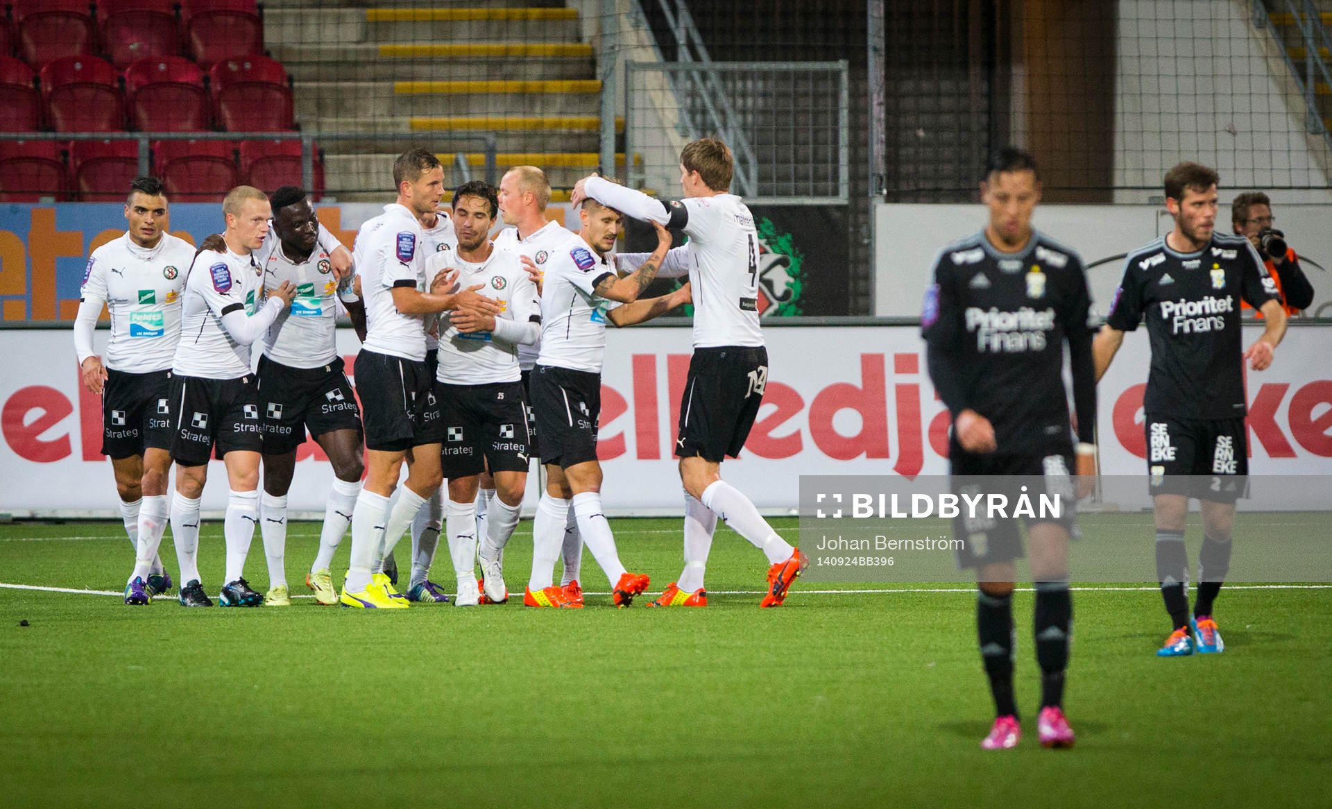 Örebros Marcus Pode gör 2-1 och jublar mellan Örebro och