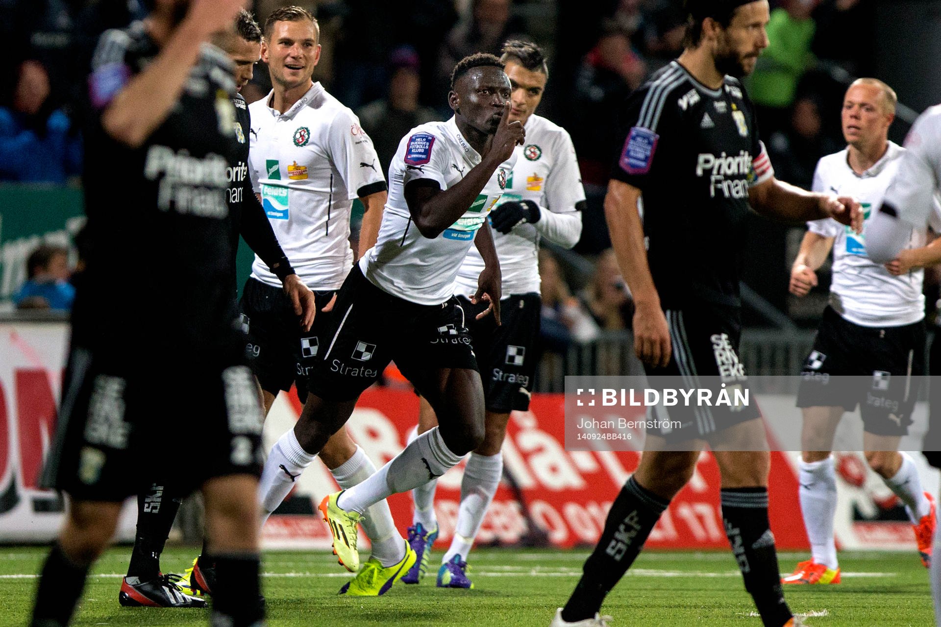 Örebros Alhassan Kamara jublar efter 3-3 mellan Örebro och Göteborg i Allsvenskan den 24 september 2014 i Örebro.