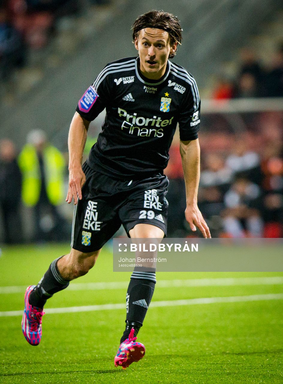 IFK Göteborgs Lasse Vibe mellan Örebro och Göteborg i Allsvenskan den 24 september 2014 i Örebro.
