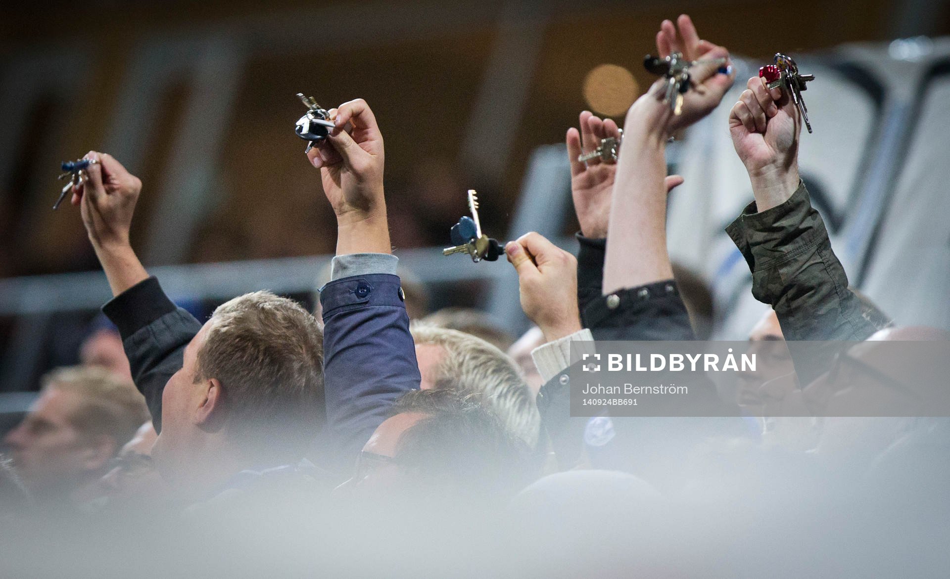 IFK Göteborgs supportrarna håller upp nycklar mellan Örebro och Göteborg i Allsvenskan den 24 september 2014 i Örebro.
