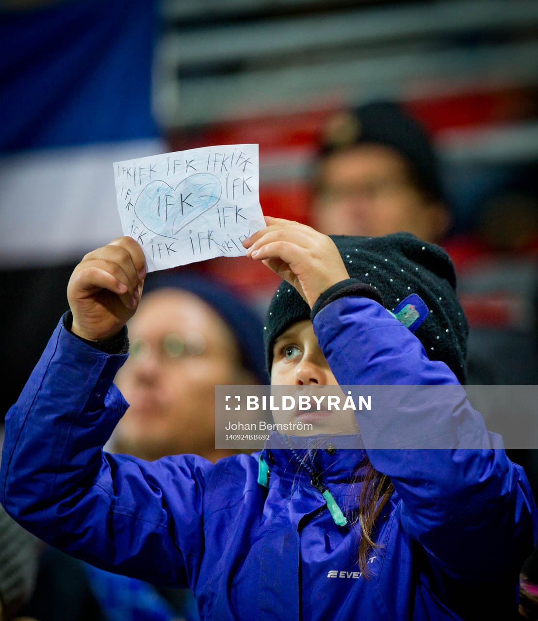 En ung IFK Göteborgs supportrarna håller upp en teckning