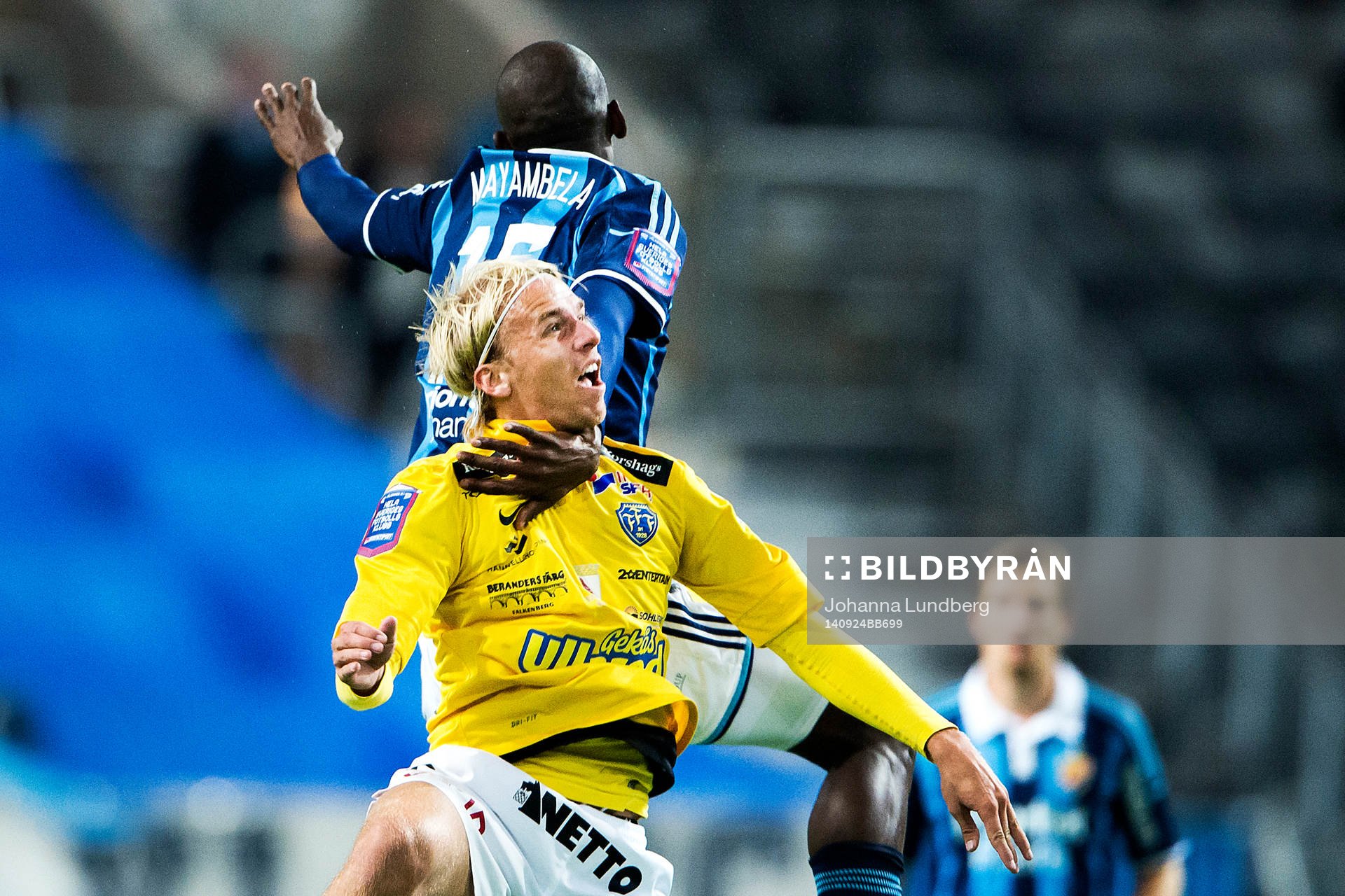 Djurgårdens Mark Mayambela fastnar med armen runt