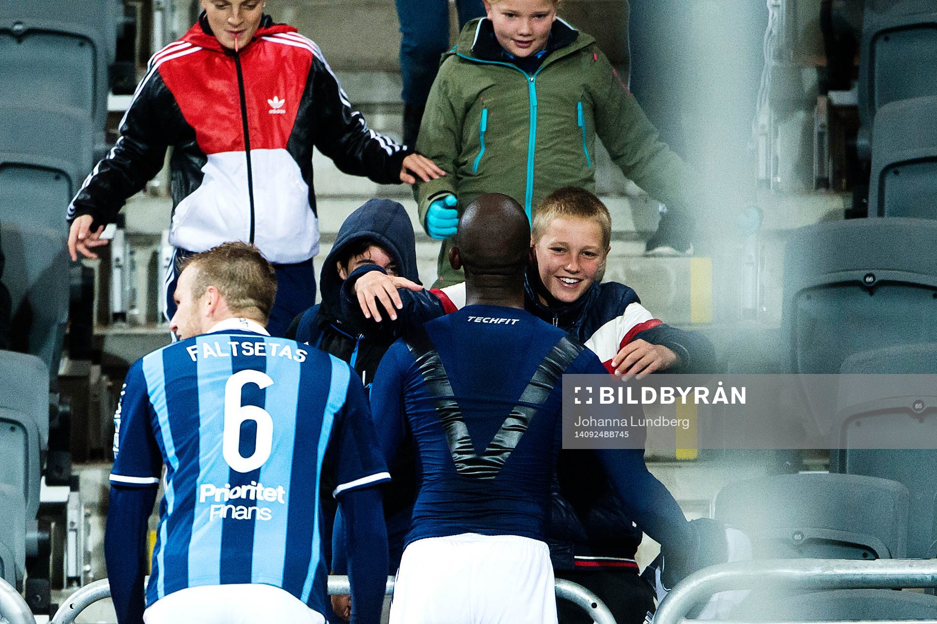Djurgårdens Mark Mayambela kramas om av unga supportrar